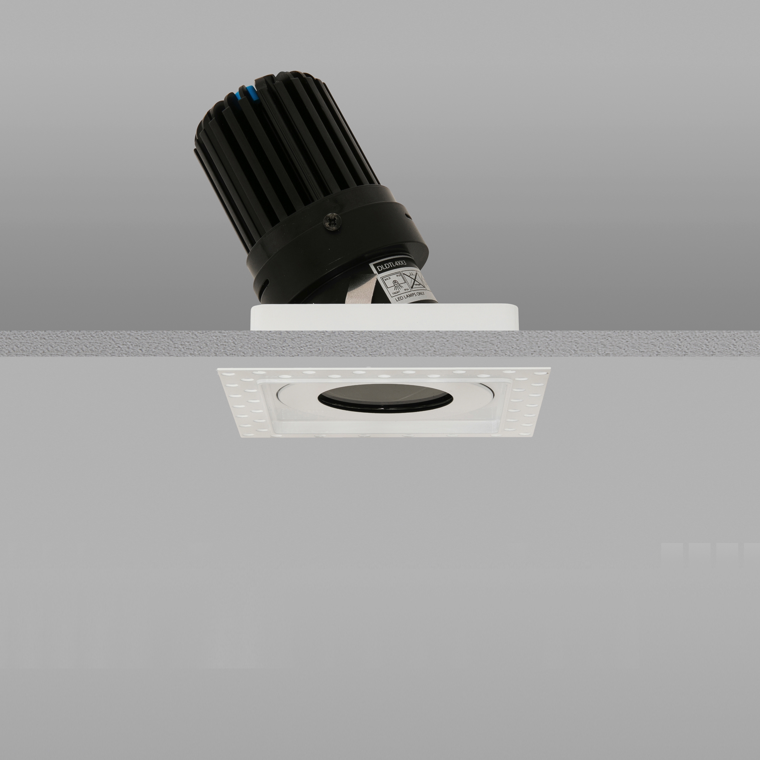Vertoon produk AquaSquare Trimless 50+ White Medium 3000K van vervaardiger John Cullen Lighting