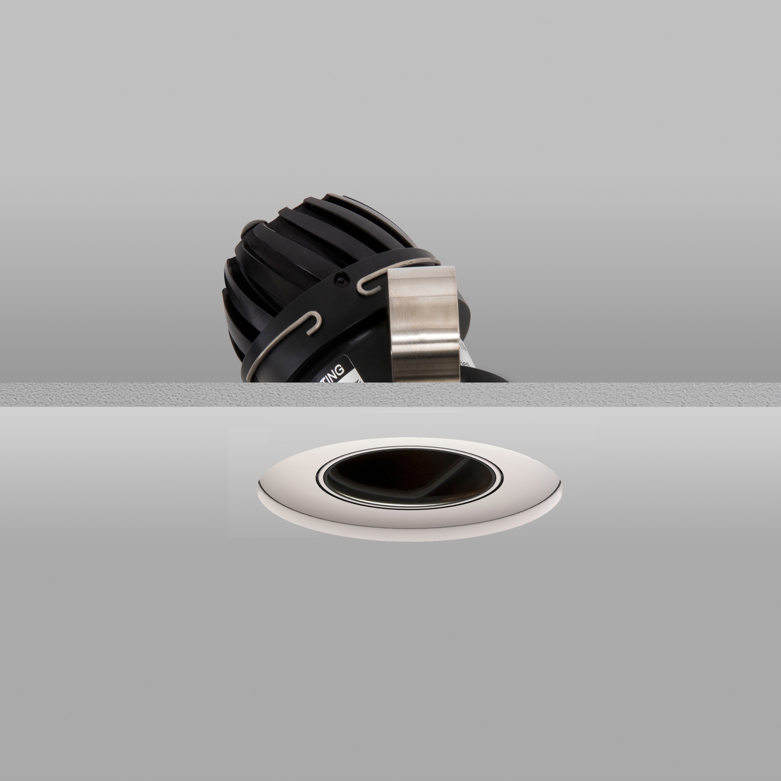 Vertoon produk Flush 50 White Narrow 2700K Recessed Plaster-in van vervaardiger John Cullen Lighting