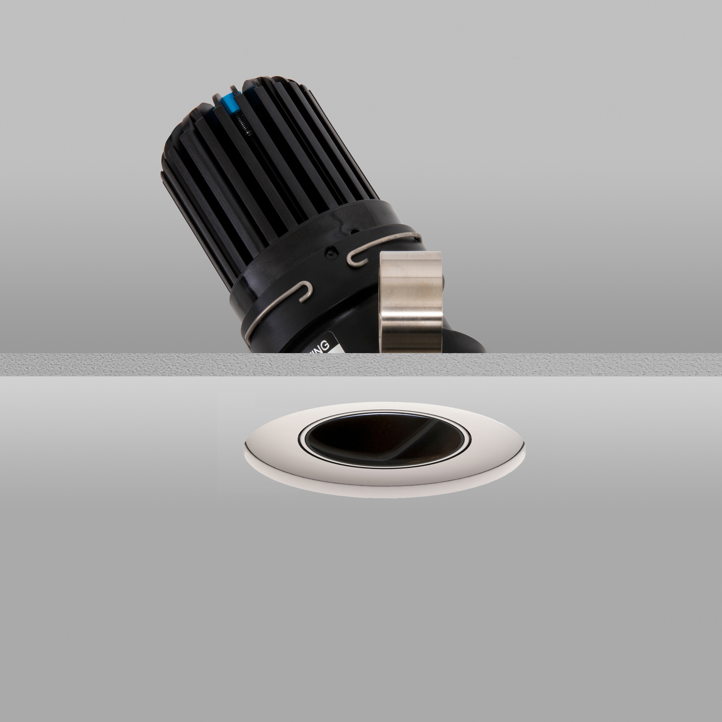 Vertoon produk Flush 50+ White Medium 3000K Recessed Plaster-in van vervaardiger John Cullen Lighting