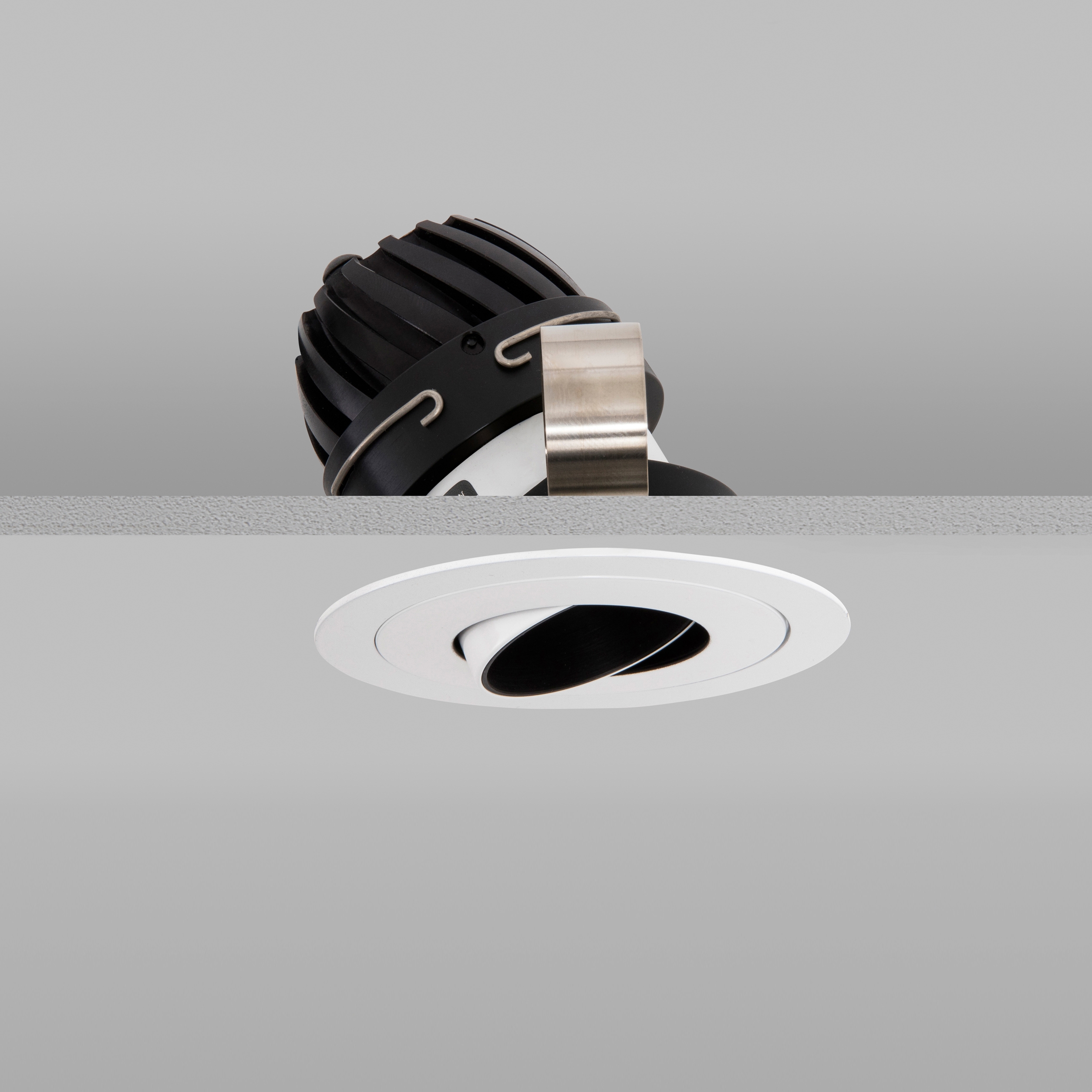 Display product Polespring 360 50 RAL Match Medium 2700K from manufacturer John Cullen Lighting