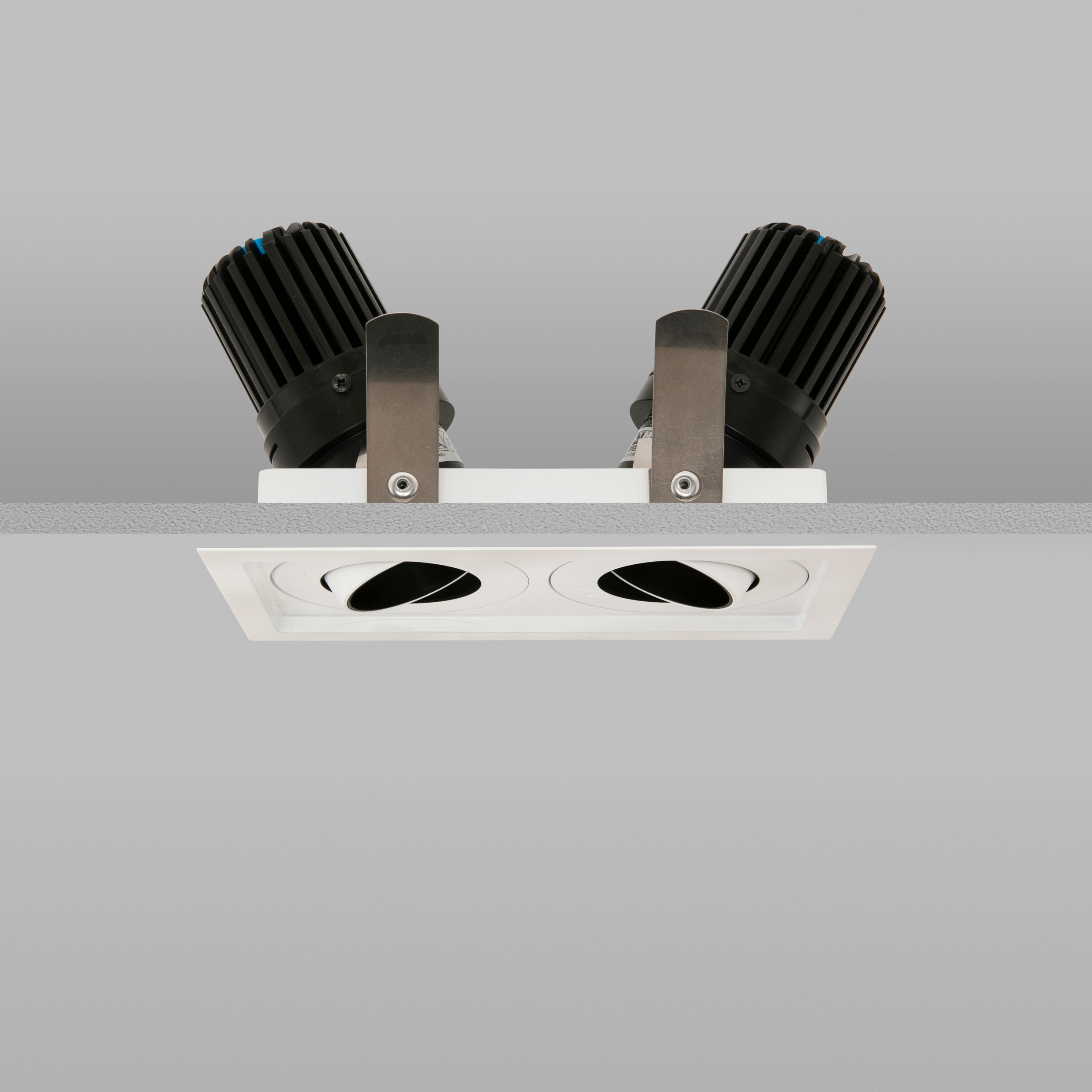 Mostra il prodotto Square Double Trim 50+ White Medium 2700K del produttore John Cullen Lighting