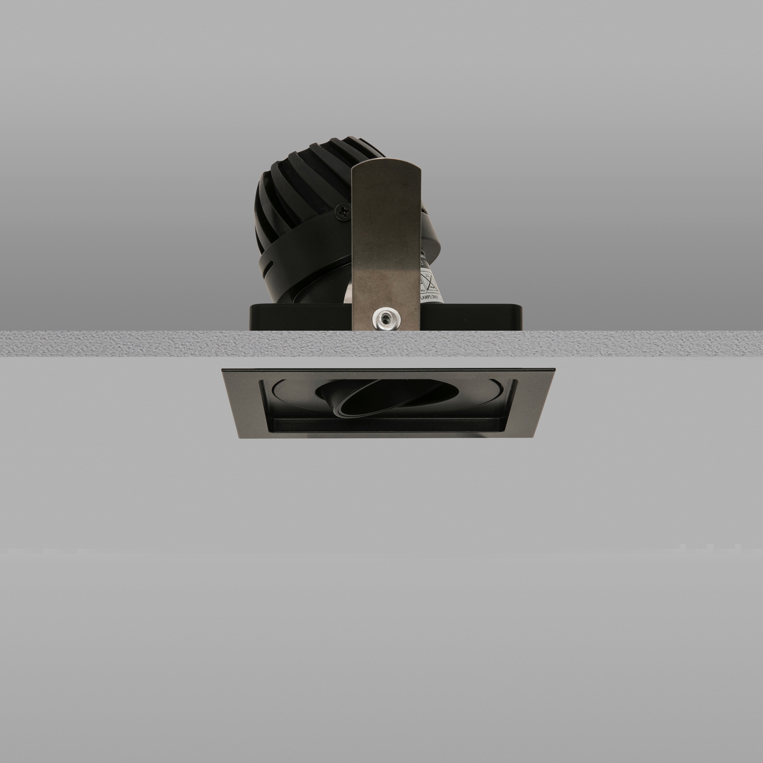 Vertoon produk Square Trim 50 Black Medium 2700K van vervaardiger John Cullen Lighting