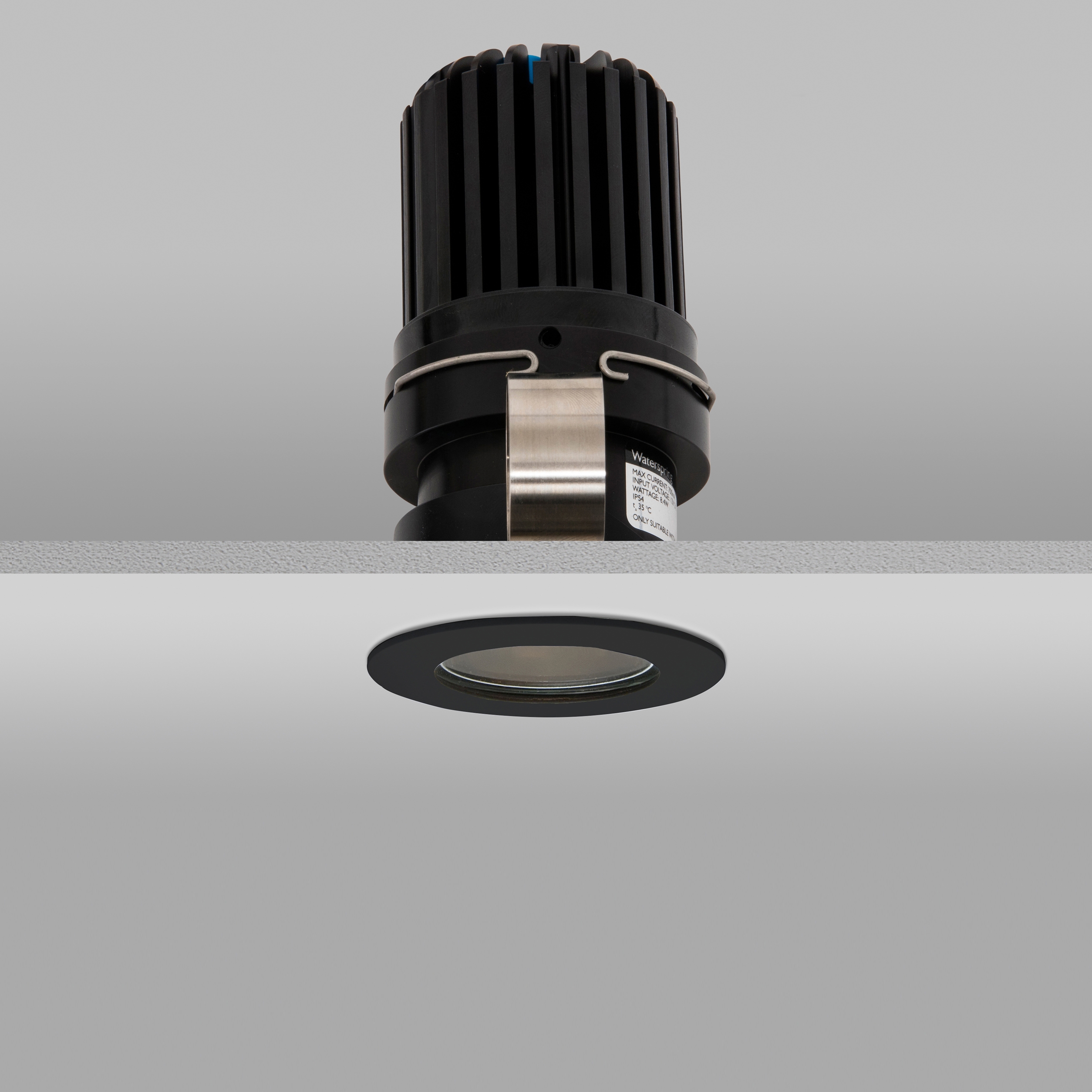 Mostra il prodotto Waterspring 50+ Black Wide 2700K del produttore John Cullen Lighting
