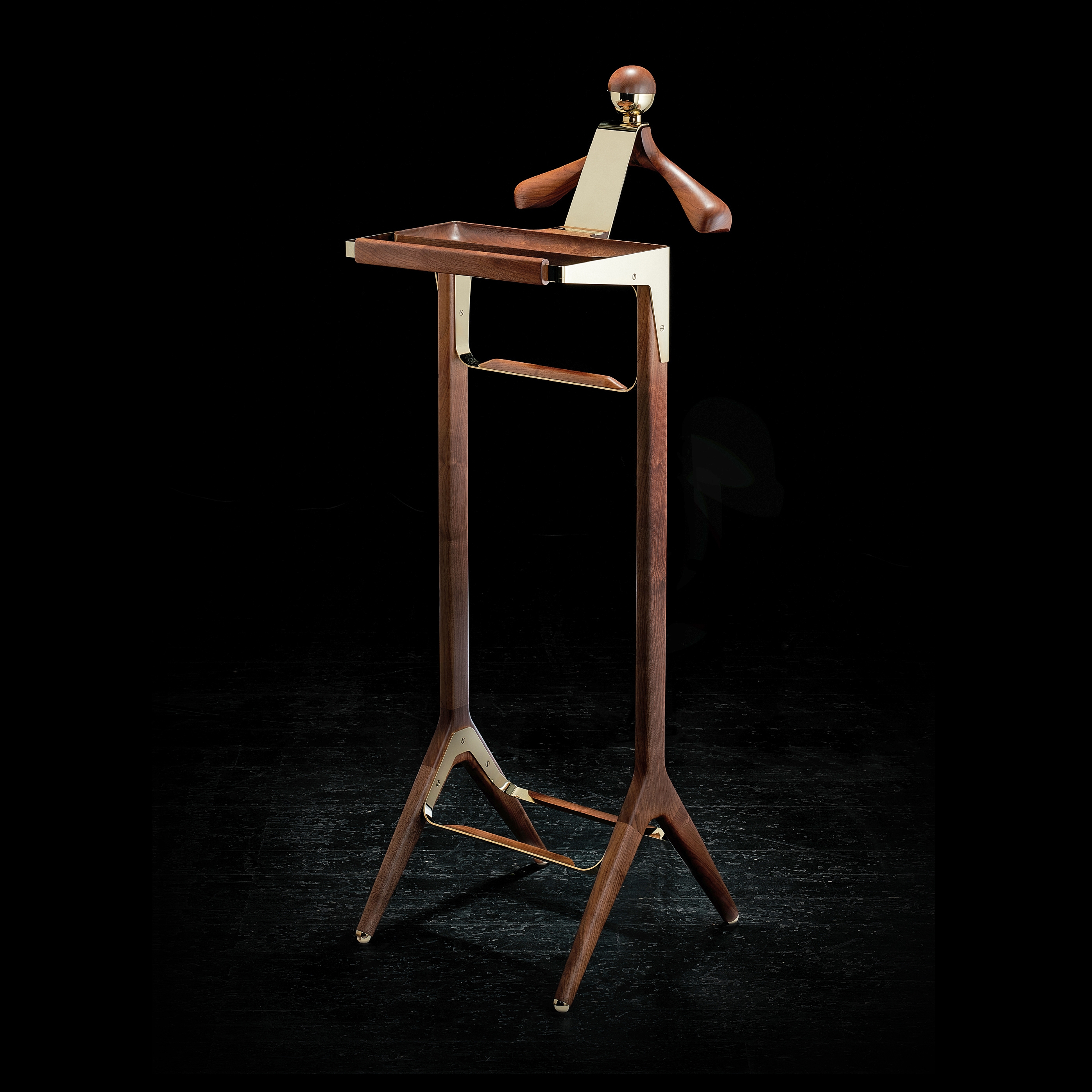 Mostra il prodotto The Classical Valet Stand del produttore Honorific