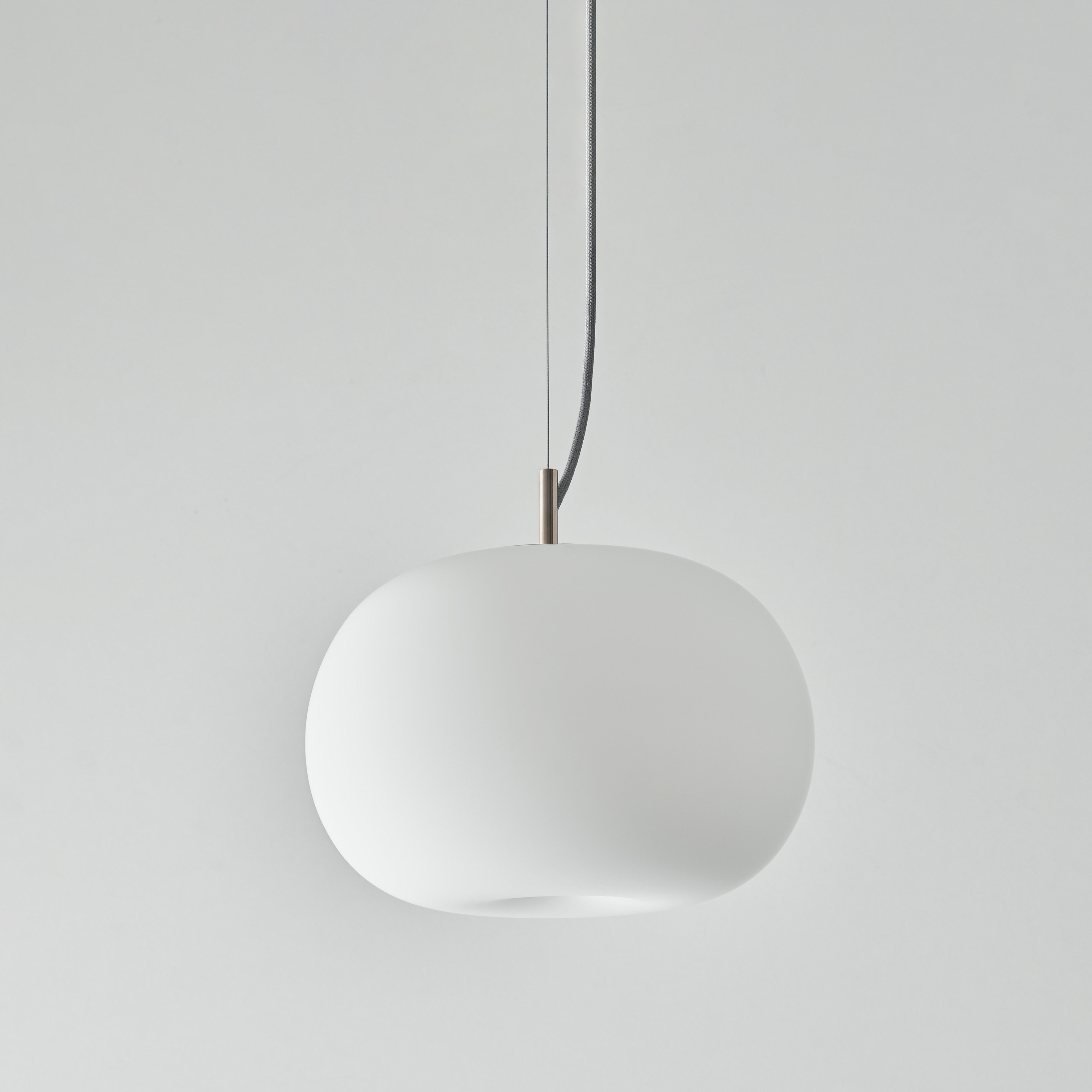 Mostrar el producto Mela Pendant del fabricante Hand & Eye Studio