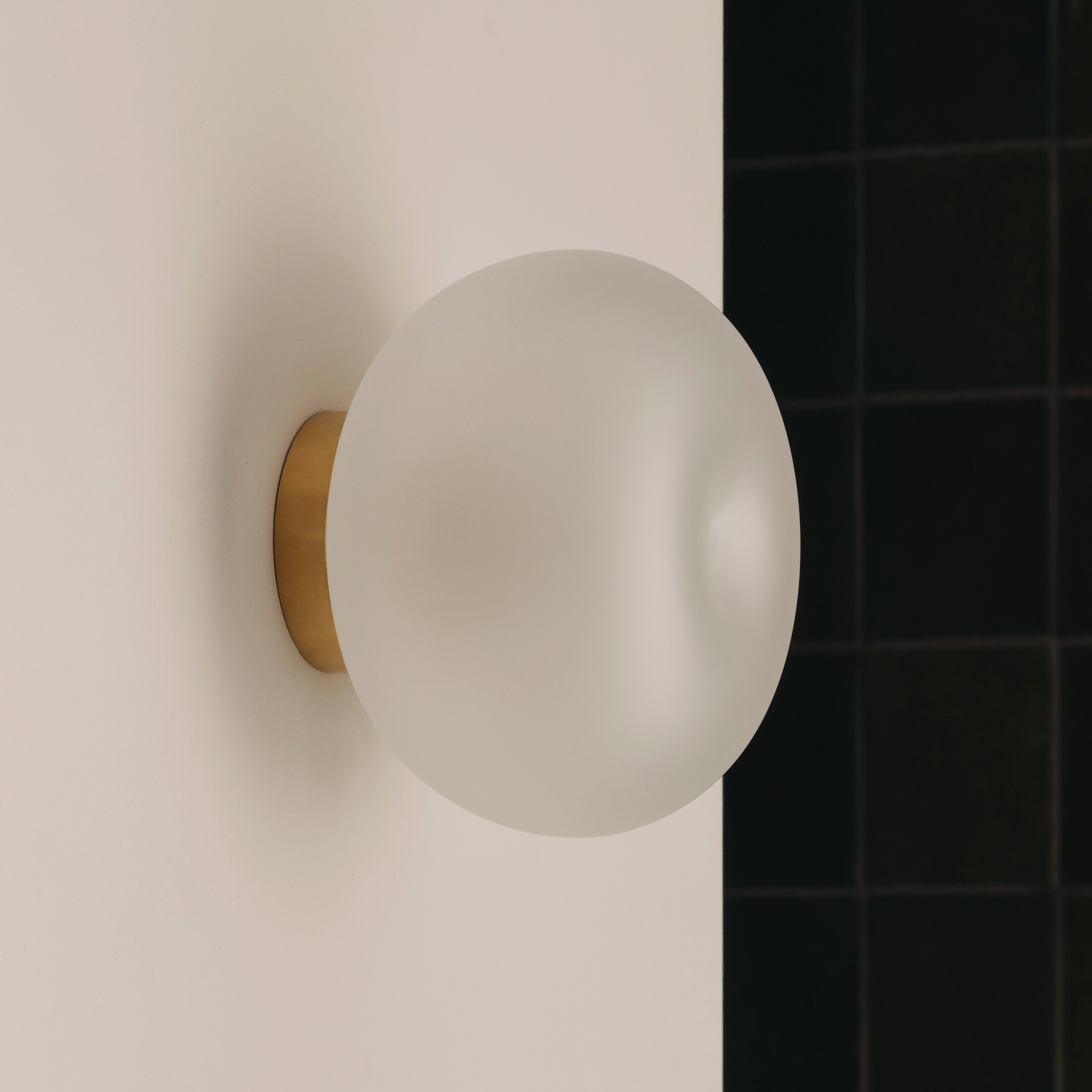 Afficher le produit Melina Wall (clear matt glass) du fabricant Hand & Eye Studio