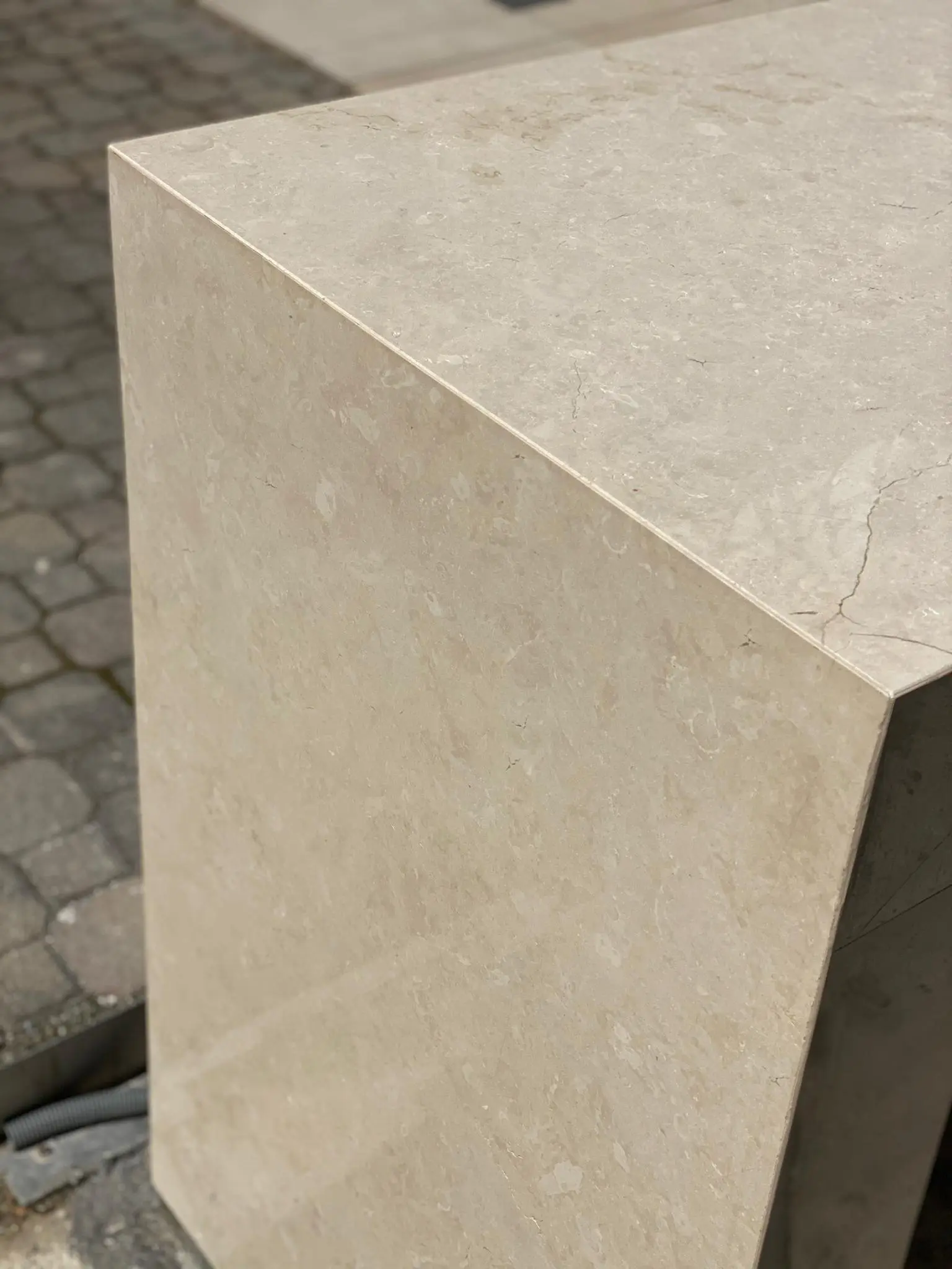 Skinrock - Crema Marfil, polished