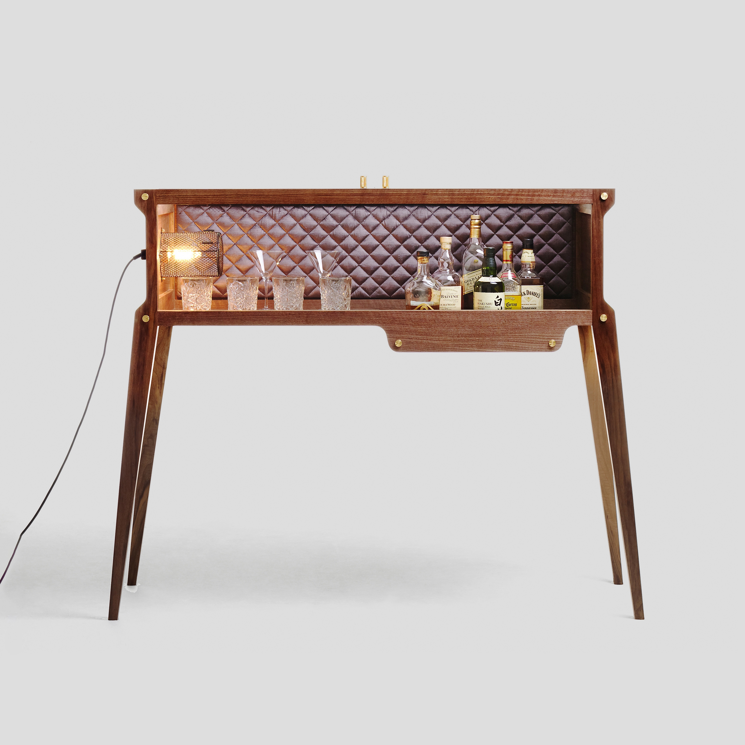 Mostra il prodotto Bar | Rockstar | Walnut | Grey Berry Silk del produttore Buster + Punch