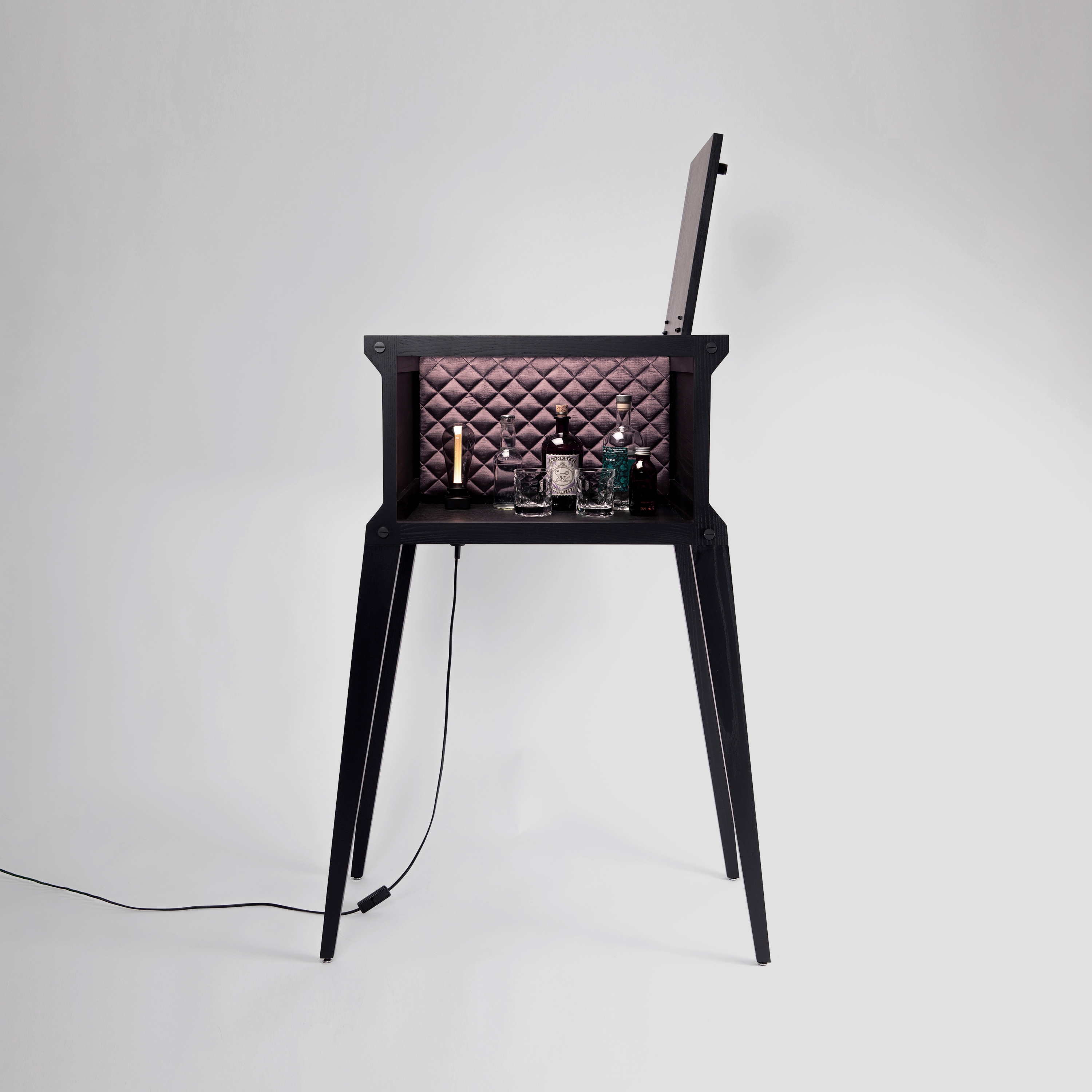 Mostra il prodotto Bar | Popstar | Black Oak | Grey Berry Silk | Smoked Bronze | Black Marble | UK plug del produttore Buster + Punch