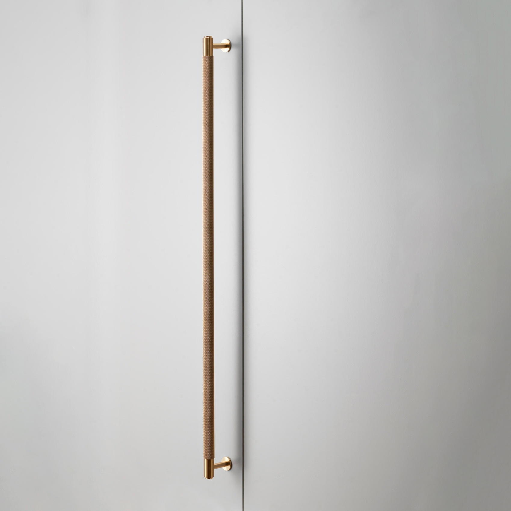 Mostra il prodotto Cabinet Hardware | Closet Bar | Cross | Brass del produttore Buster + Punch