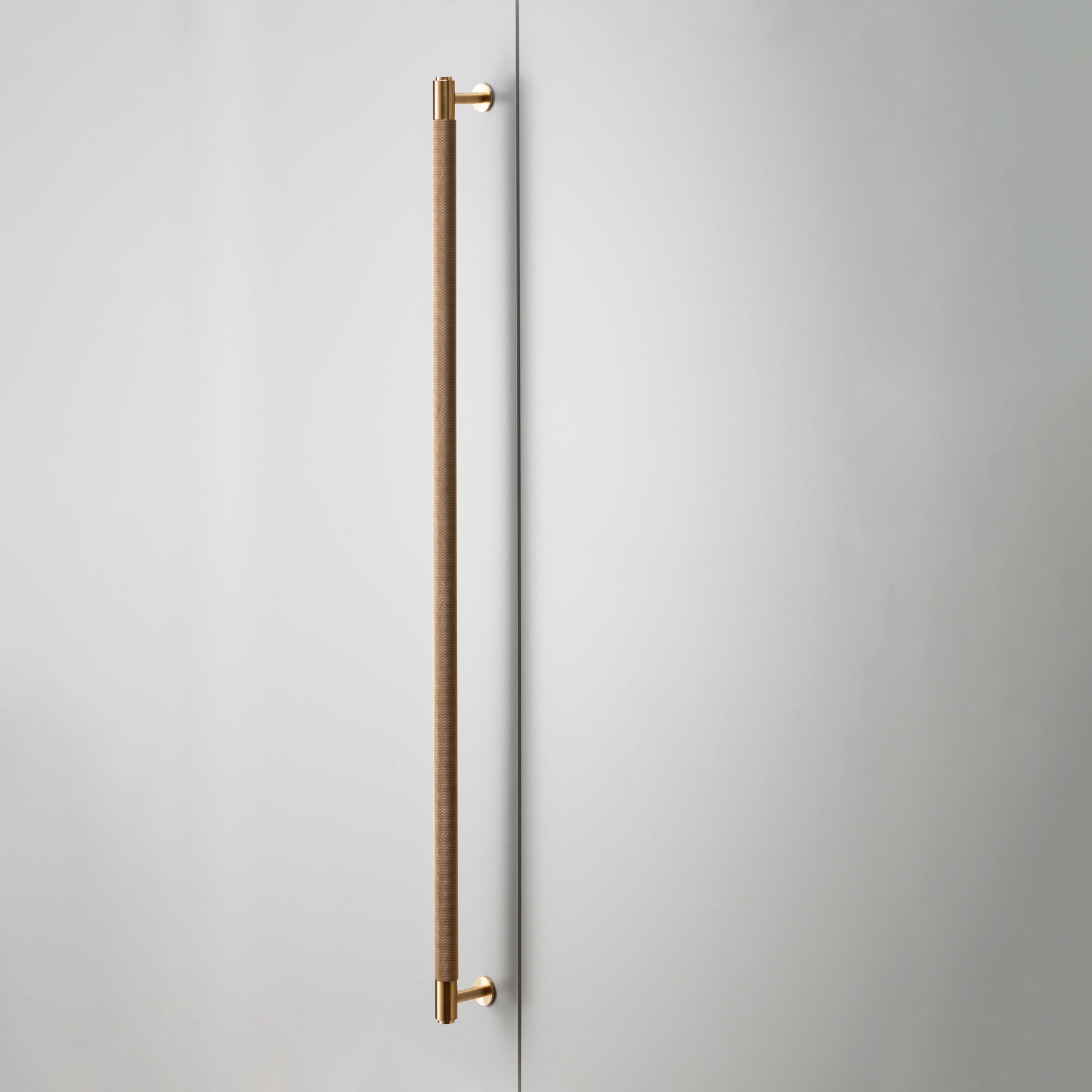 Mostra il prodotto Cabinet Hardware | Closet Bar | Cross | Brass del produttore Buster + Punch