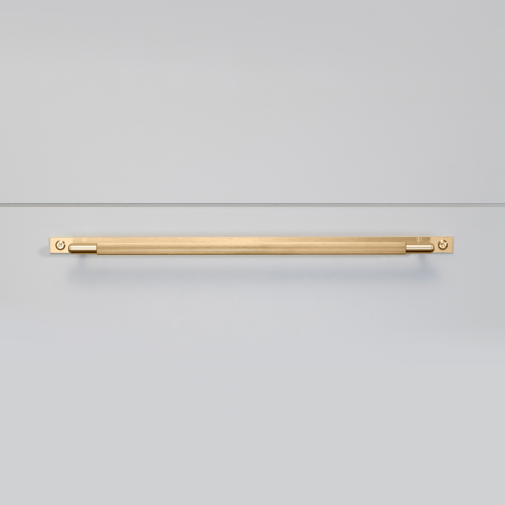 Mostra il prodotto Cabinet Hardware | Pull Bar | Linear | Brass del produttore Buster + Punch