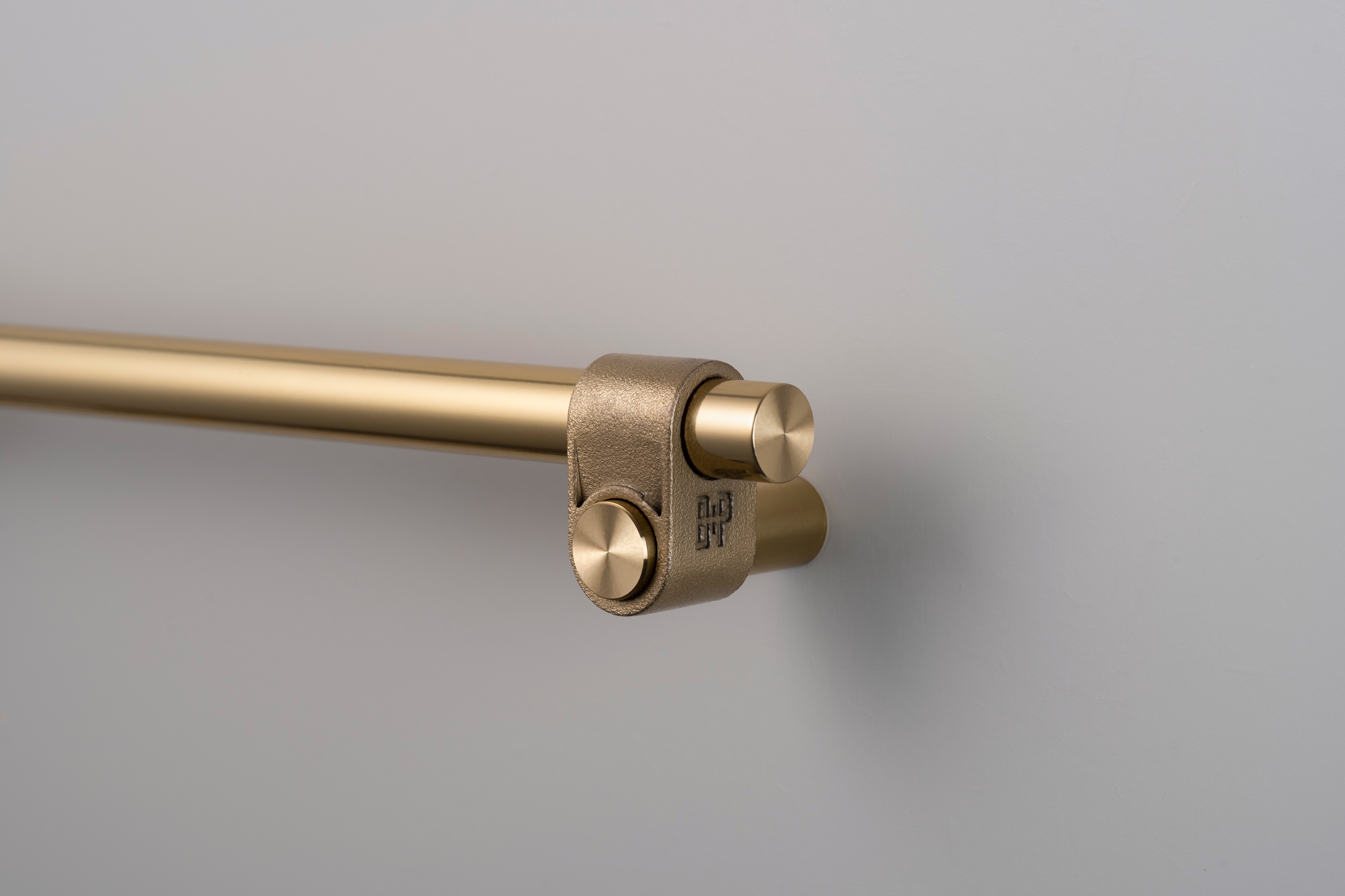 Mostra il prodotto Cabinet Hardware | Pull Bar | Cast | Brass del produttore Buster + Punch