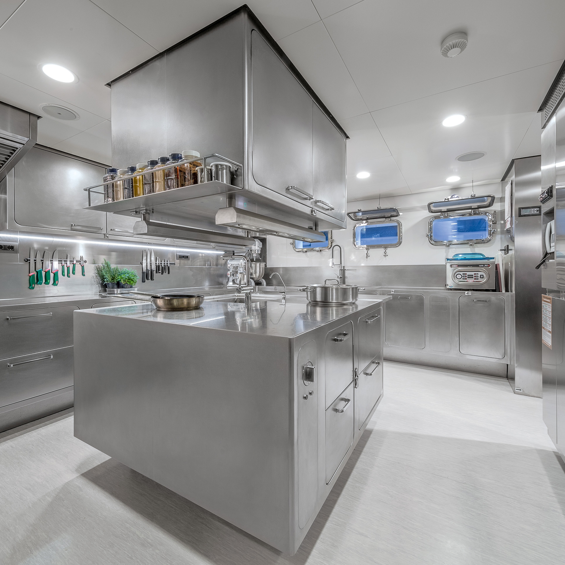KITCHENS FOR YACHTS