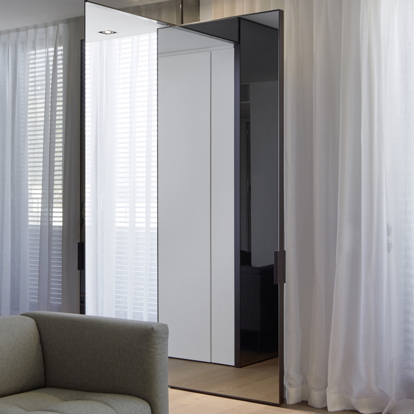 Mostra il prodotto System M | Hotel Pivot Doors del produttore FritsJurgens