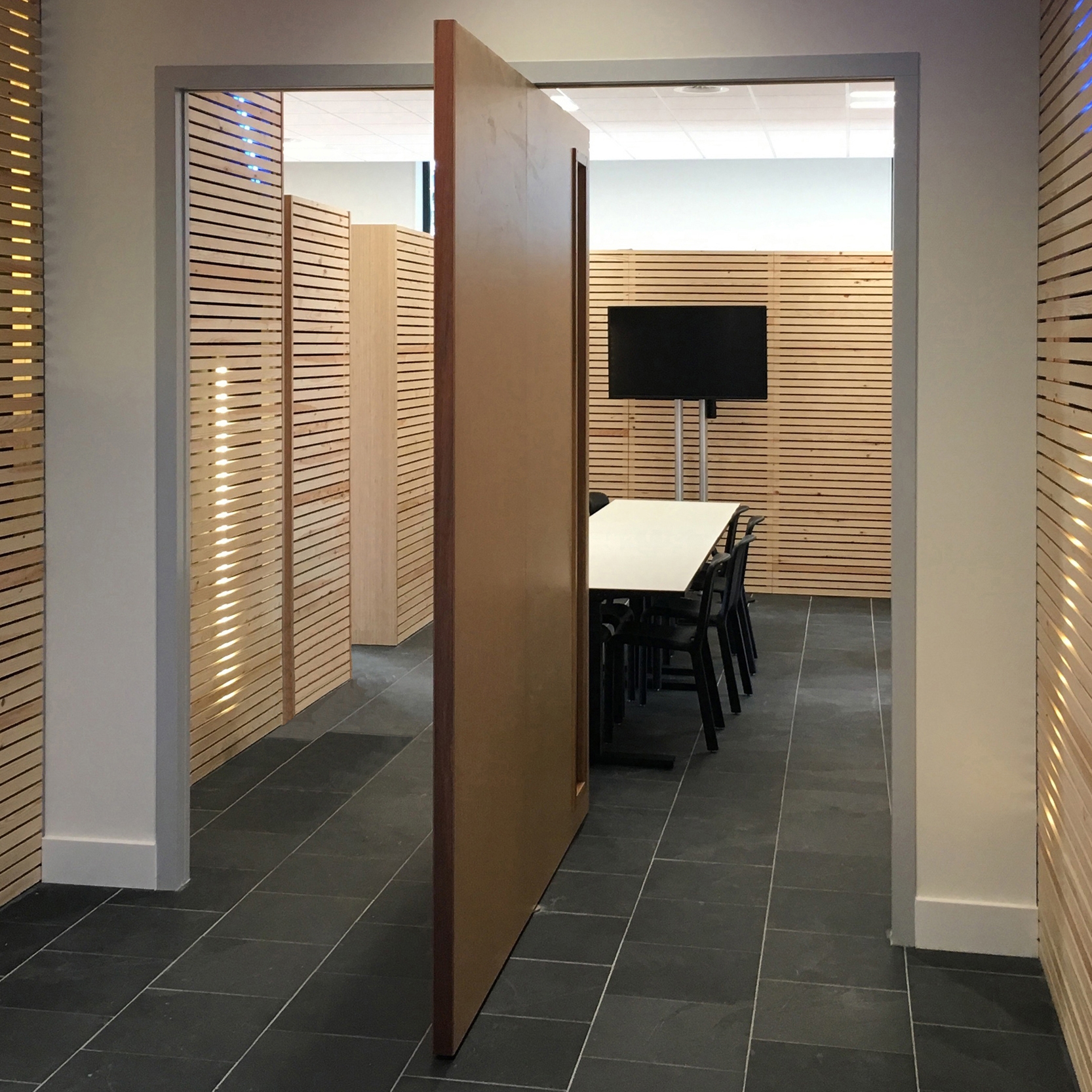Mostra il prodotto System 3 | Pivoting Wooden Door del produttore FritsJurgens