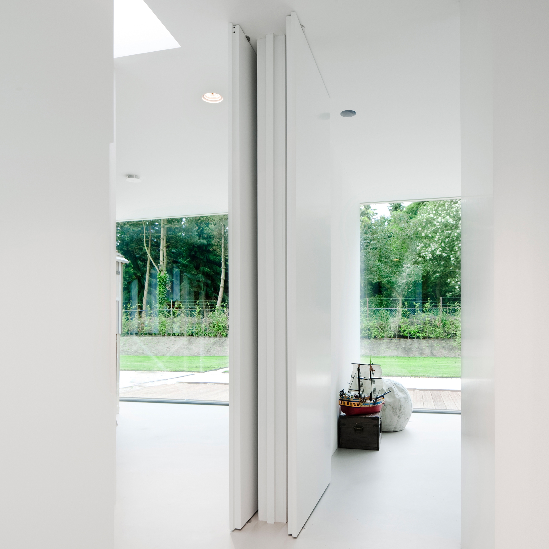 Produkt System M | White Pivot Door des Herstellers FritsJurgens anzeigen