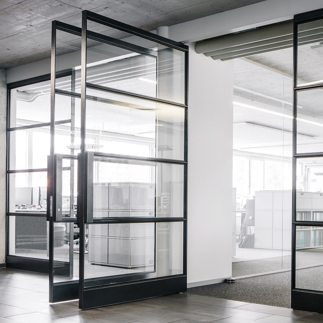 Produkt System M | Steel Pivoting Doors des Herstellers FritsJurgens anzeigen