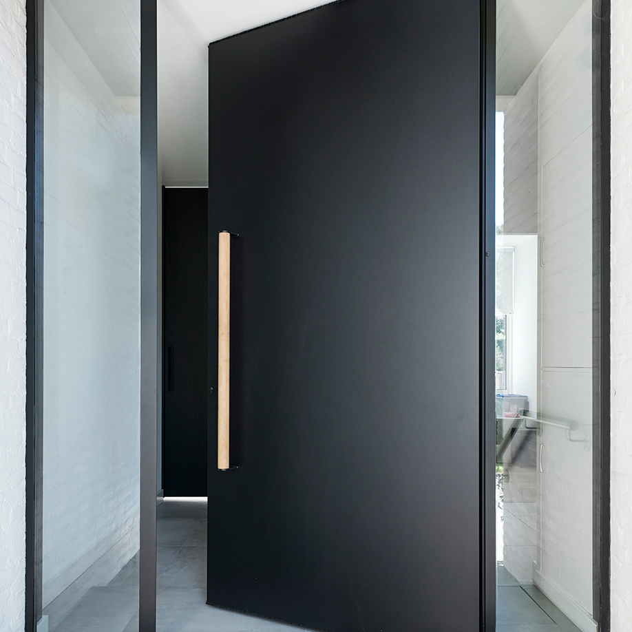 Mostra il prodotto System One | Steel Pivoting Front Door del produttore FritsJurgens