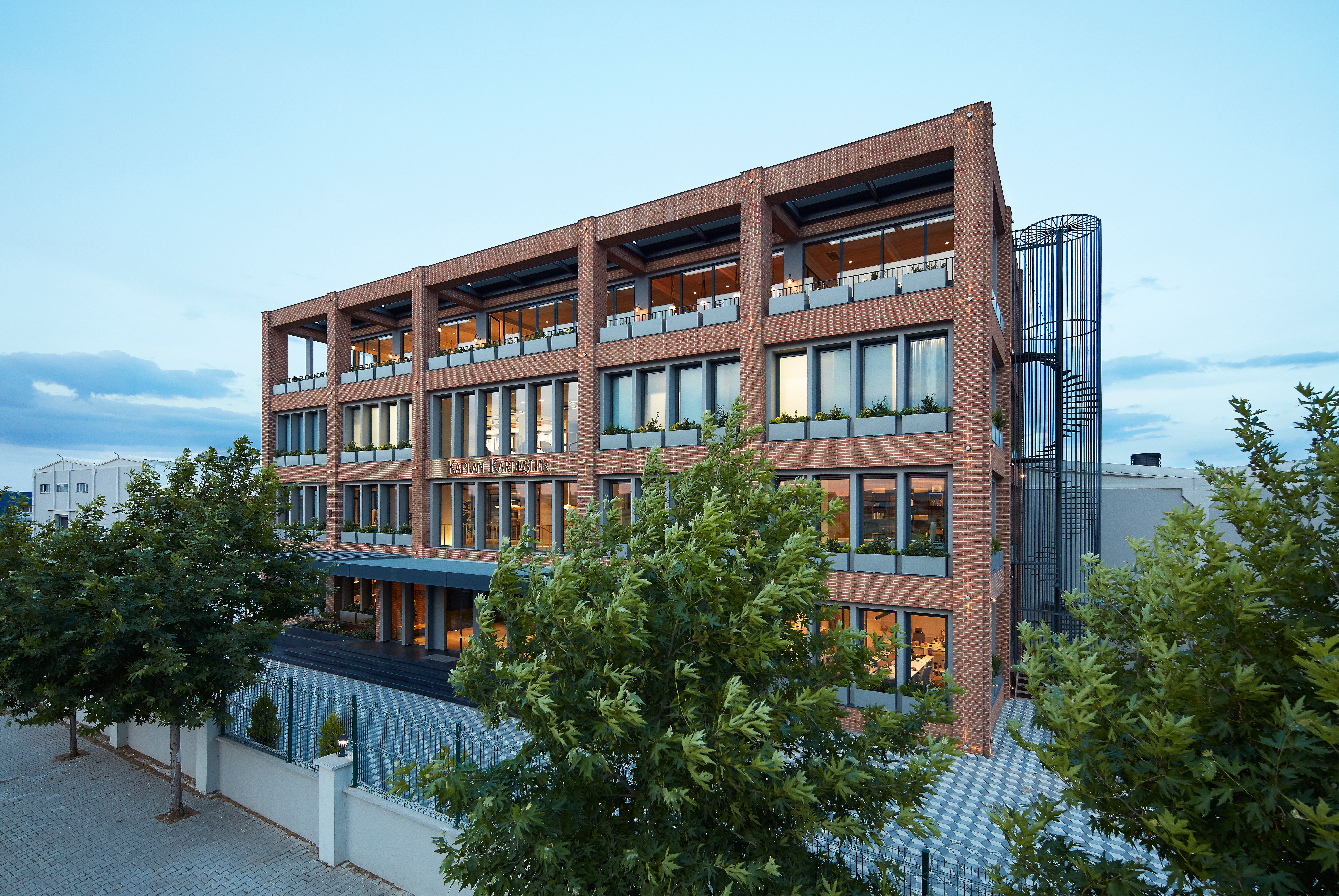 Read about project Empera Headquarters