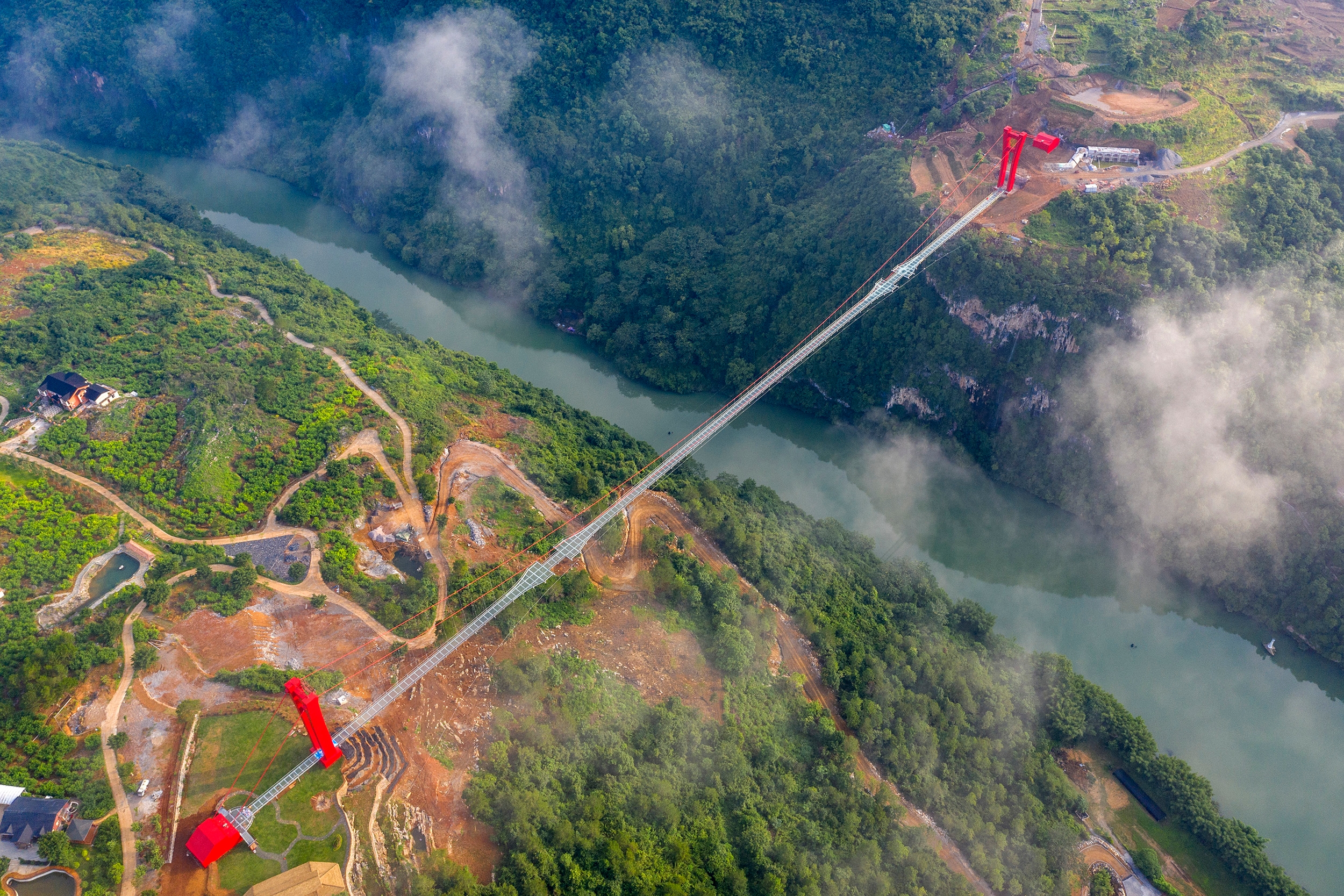 Lees oor projek Glass Bridge in Huangchuan Three Gorges Scenic Area
