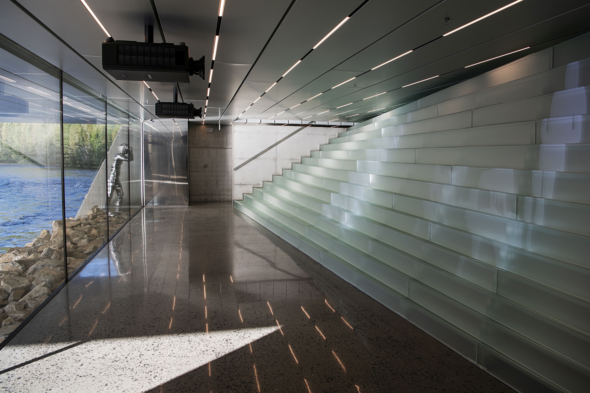 Leer sobre el proyecto The TWIST - Kistefos Museum - glas staircase