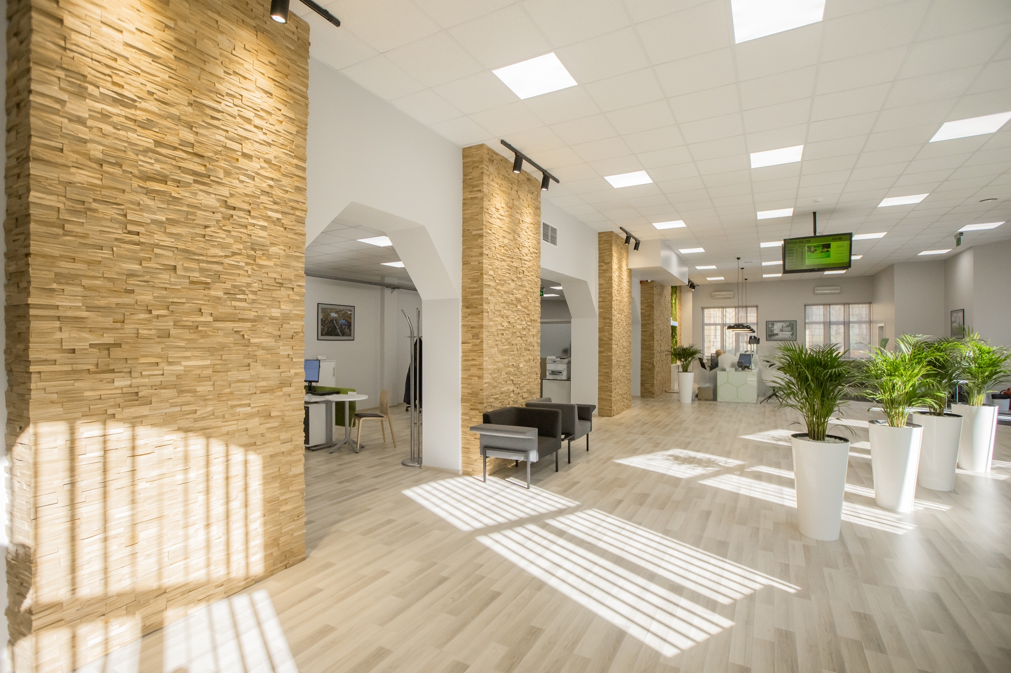 Leggi sul progetto Bank interior with Deja vu panels