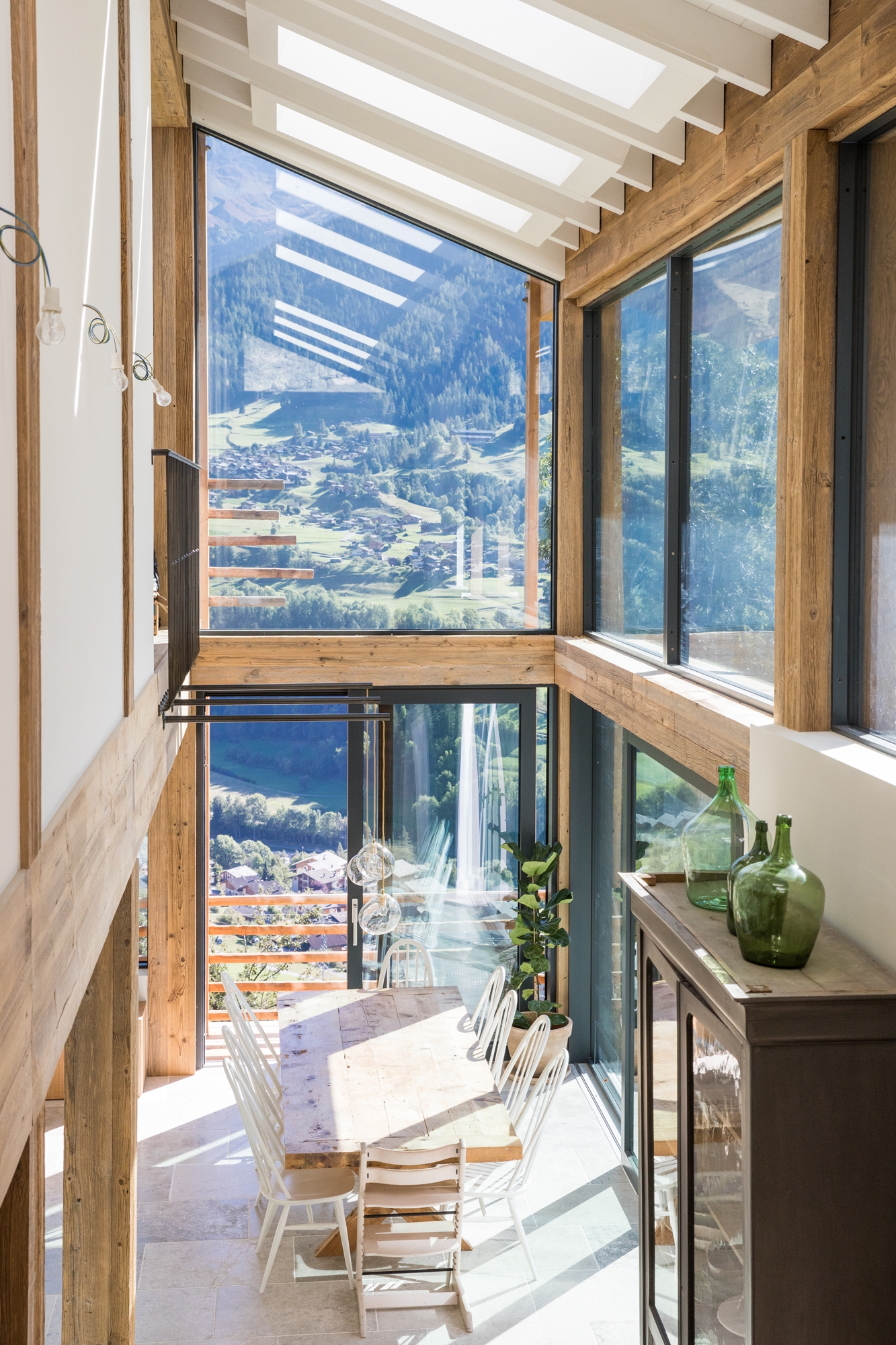 Leggi sul progetto Private house with Sun burned brushed boards and reclaimed wood doors