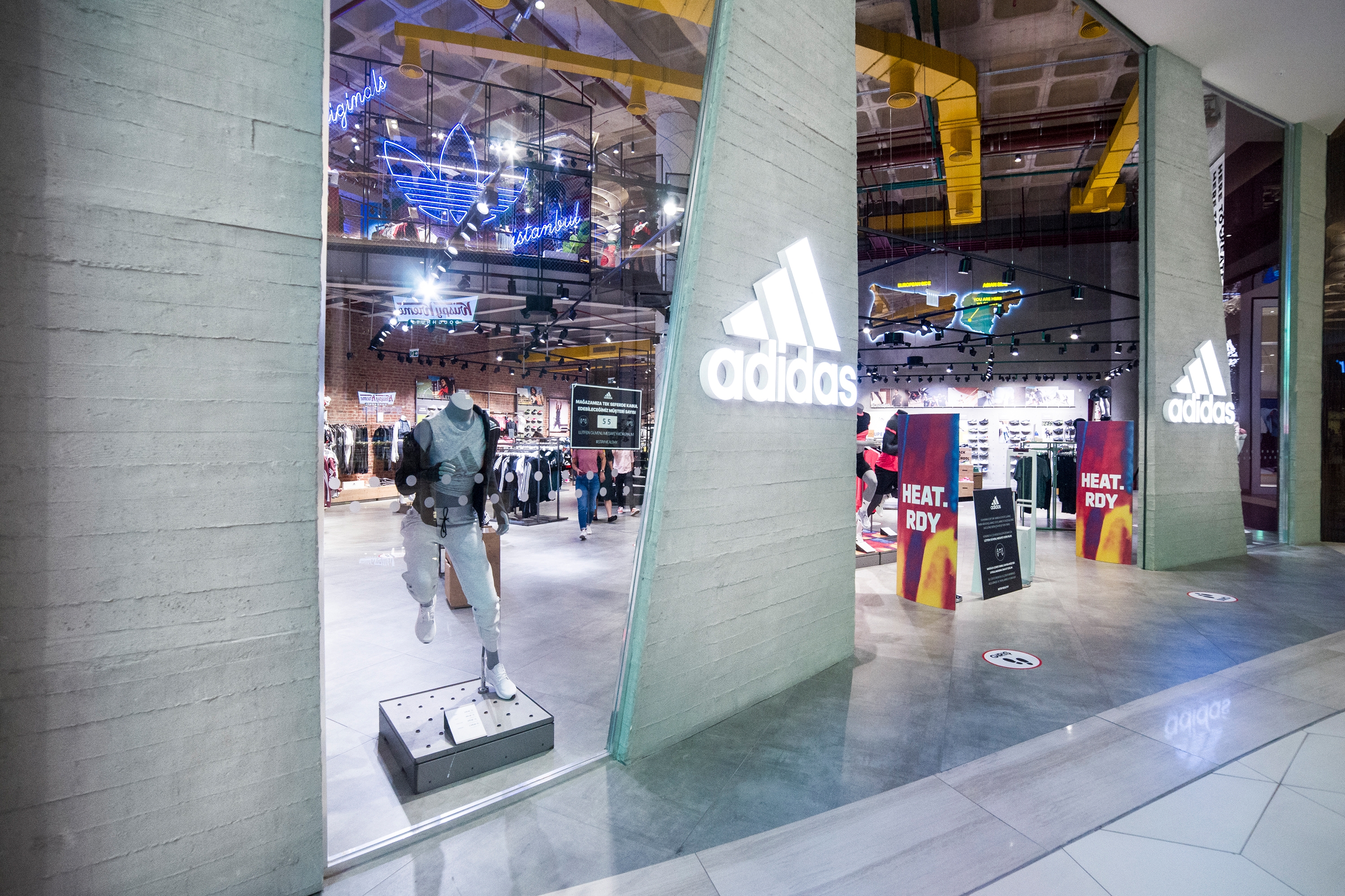 Leggi sul progetto ADIDAS