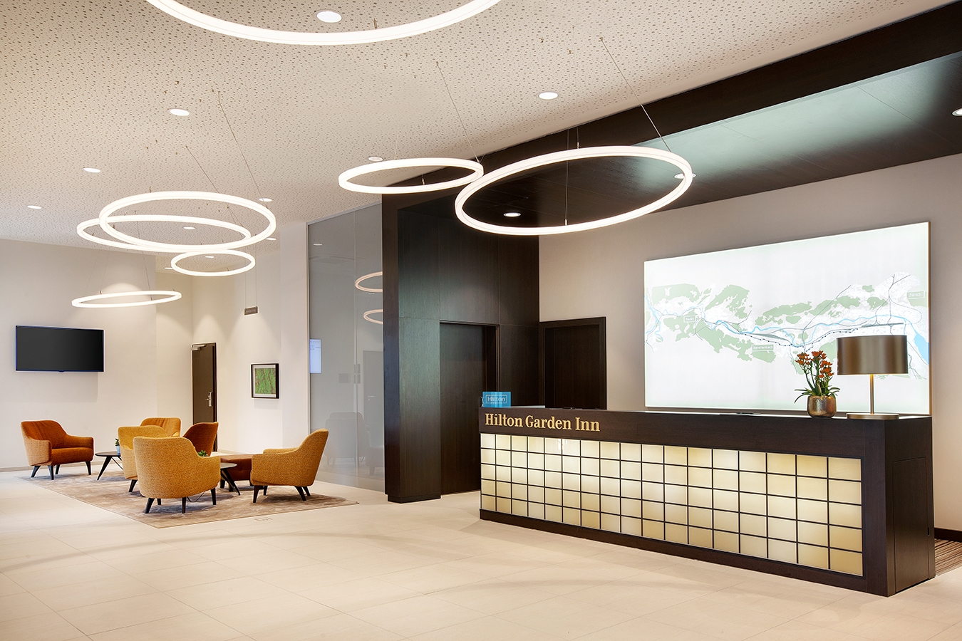 Leggi sul progetto ring light TheO im Foyer des Hilton Garden Inn