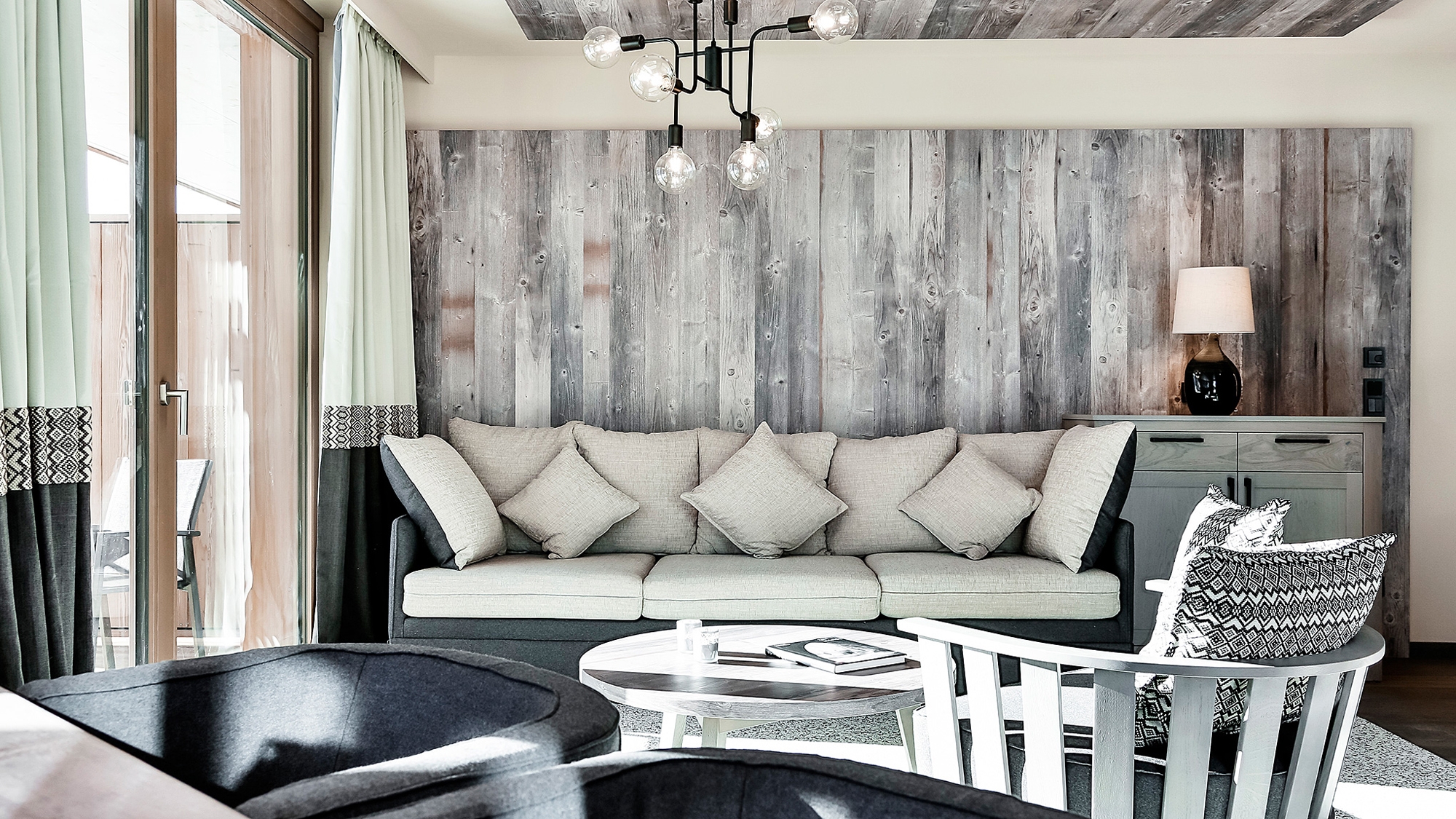 Erfahre mehr über das Projekt Hotel Interior Mountain Spa Residence