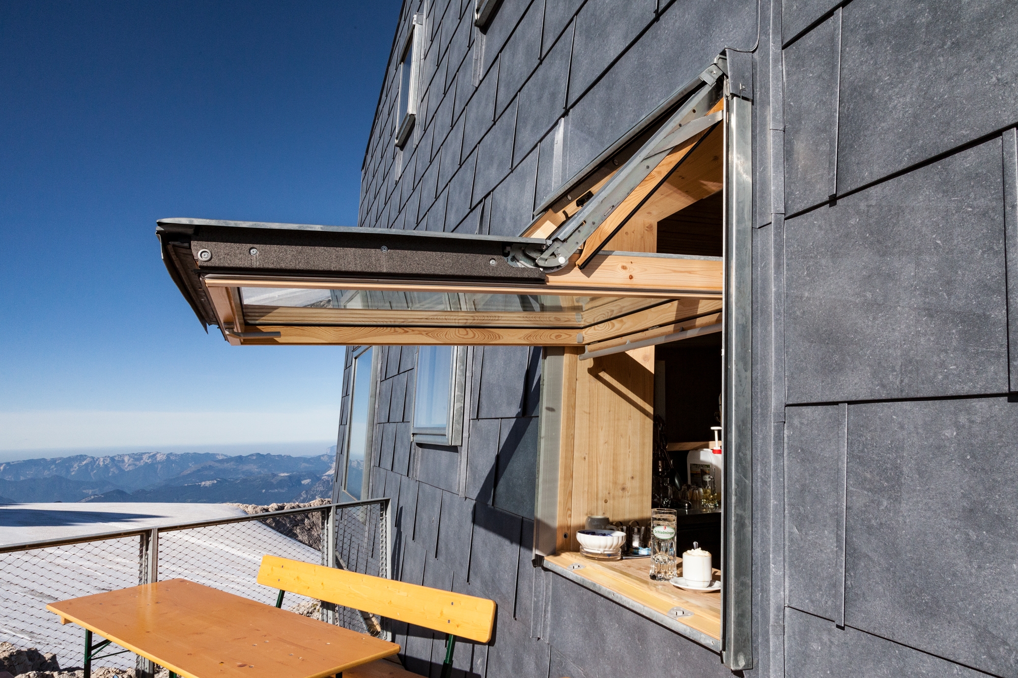 Lire à propos du projet A BUILDING AS A ROCK Mountain Hut on Dachstein Glacier, Austria Title: Seetalerhütte