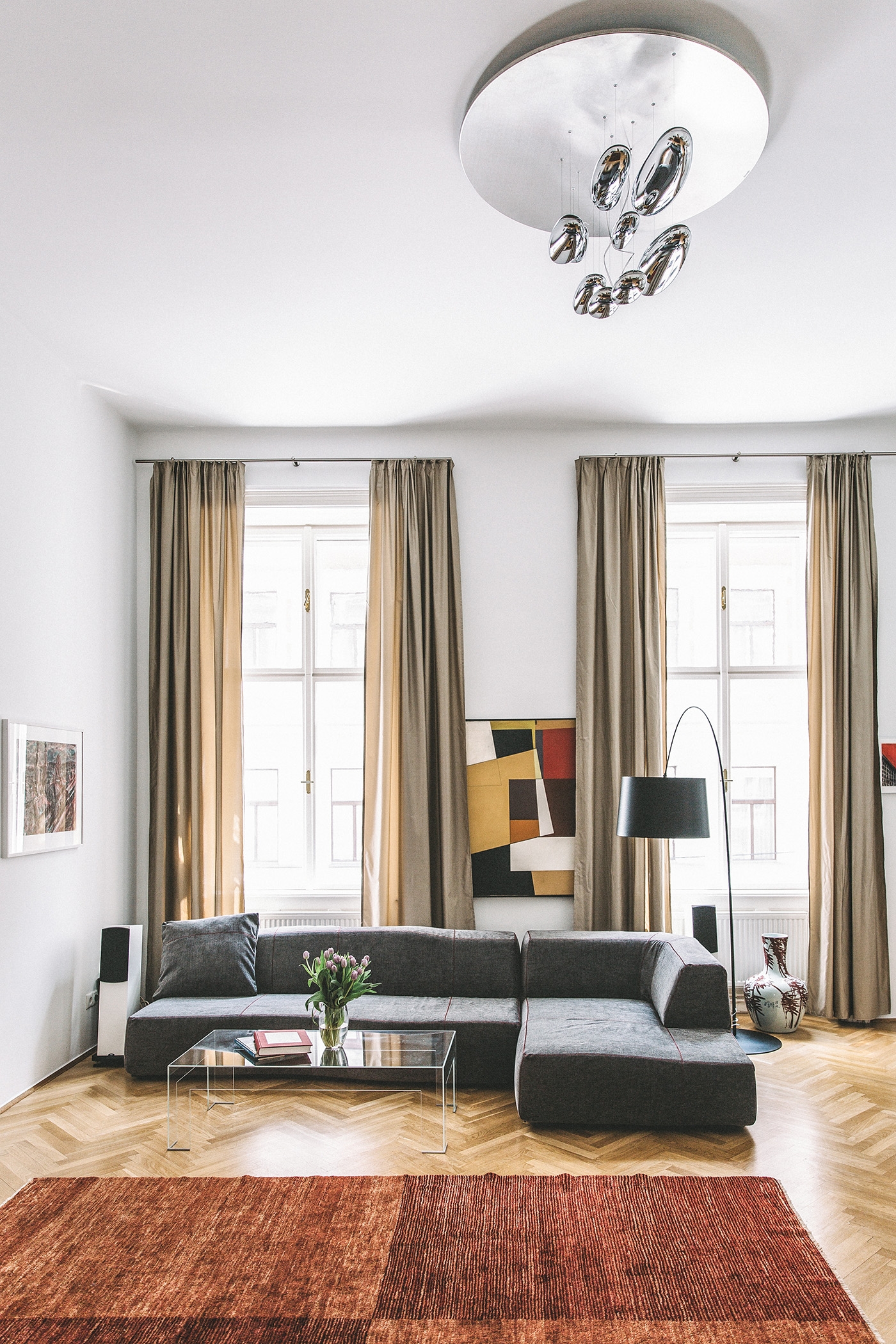 Leggi sul progetto Extravagant home with the flair of a viennese turn of the century building.