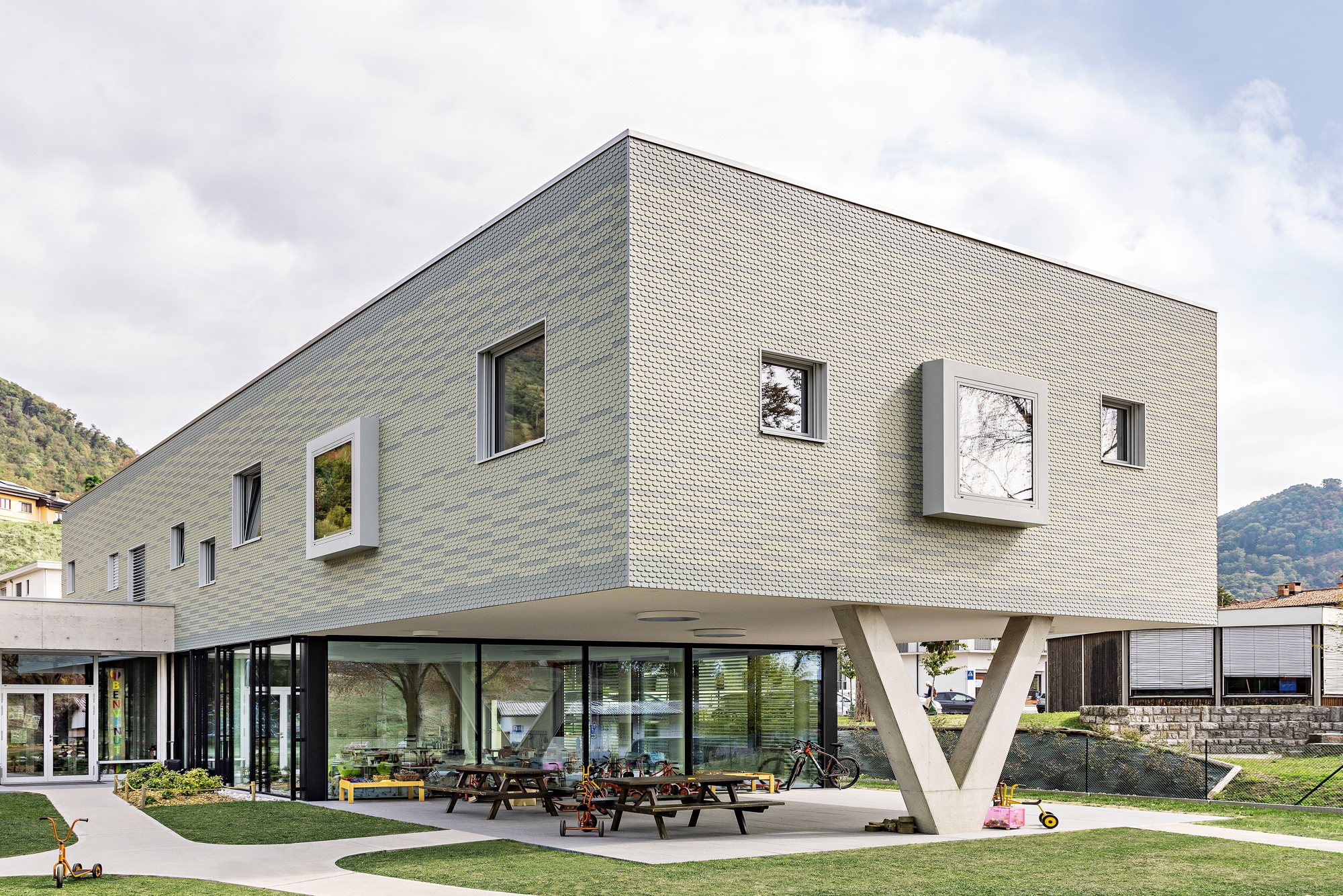 Read about project Scalloped Kindergarten | Castel San Pietro, Schweiz