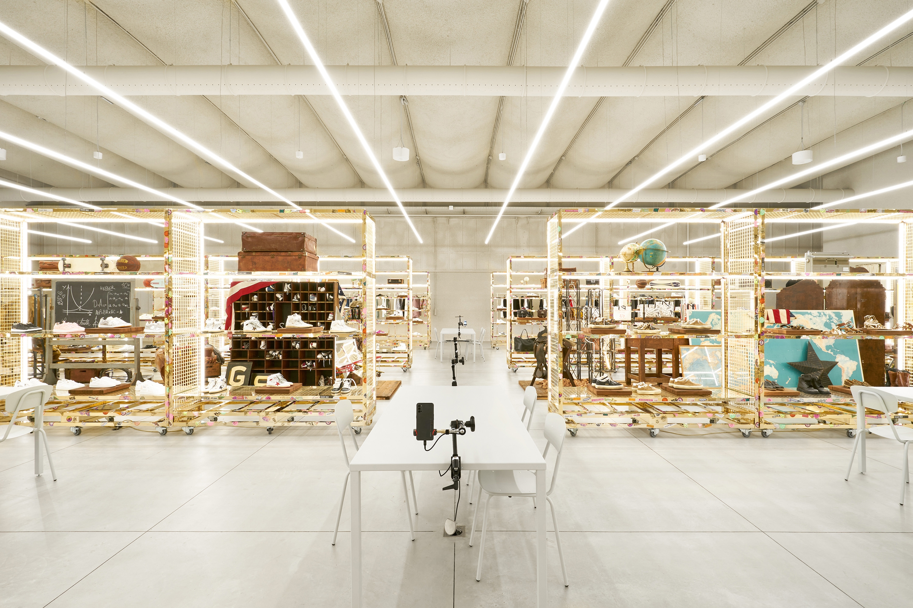 Leggi sul progetto Golden Goose Showroom
