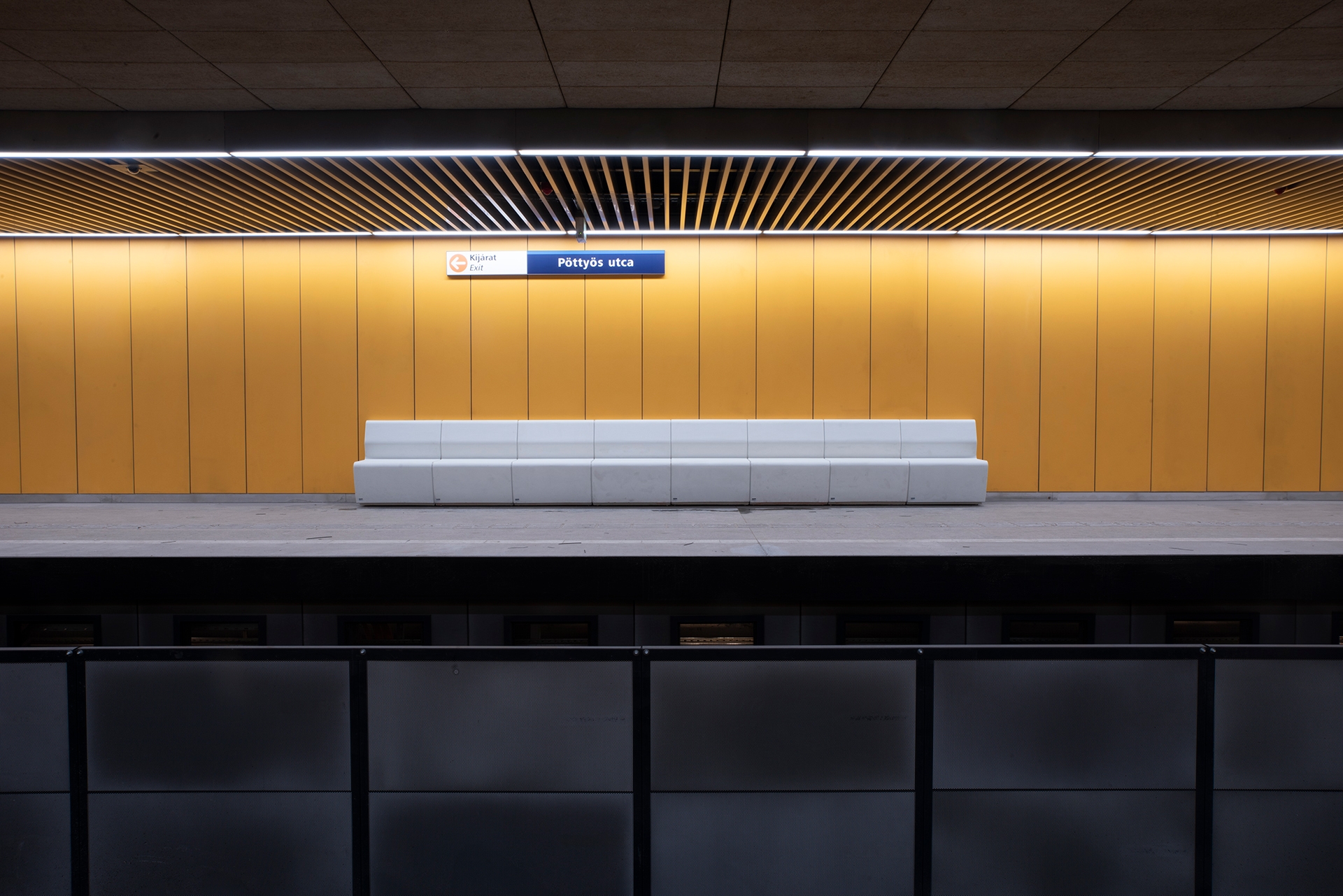 Lees oor projek Furniture for the Renovation of Budapest Metro Line M3