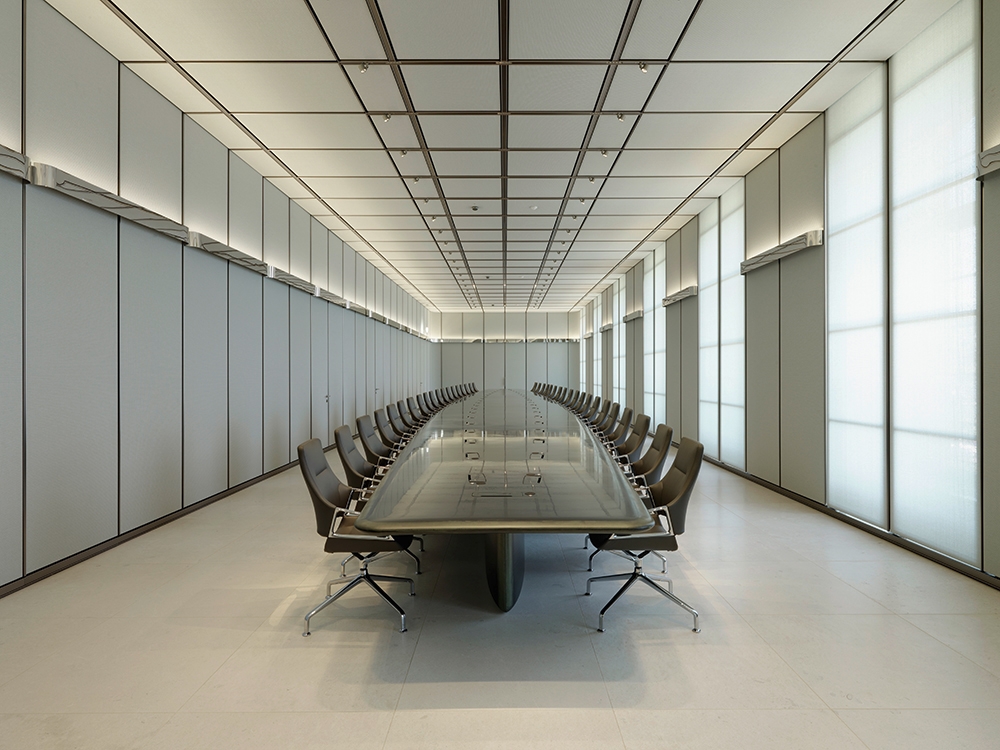 Erfahre mehr über das Projekt Conference table system with a beer glaze