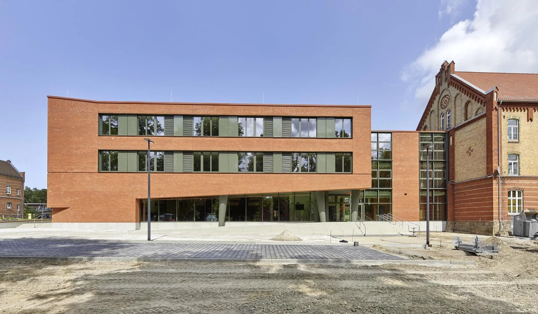 Erfahre mehr über das Projekt Regional School Neukloster