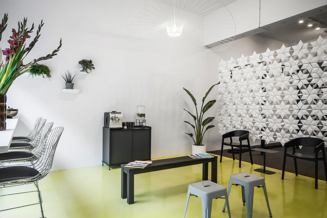 Leggi sul progetto Custom made room divider screens for Workoutclub Rotterdam