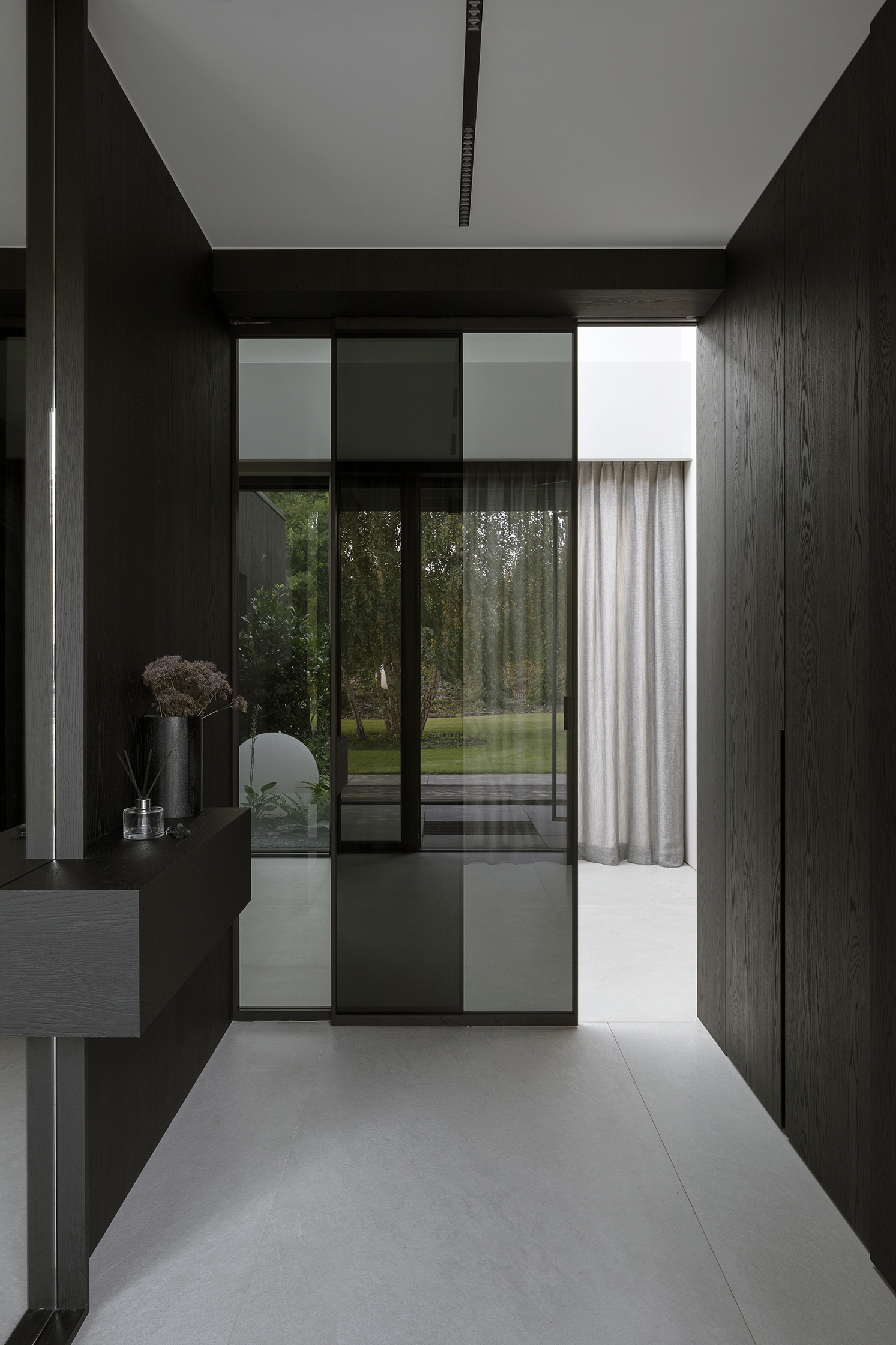 Lees oor projek BLACK MINIMAL HOUSE