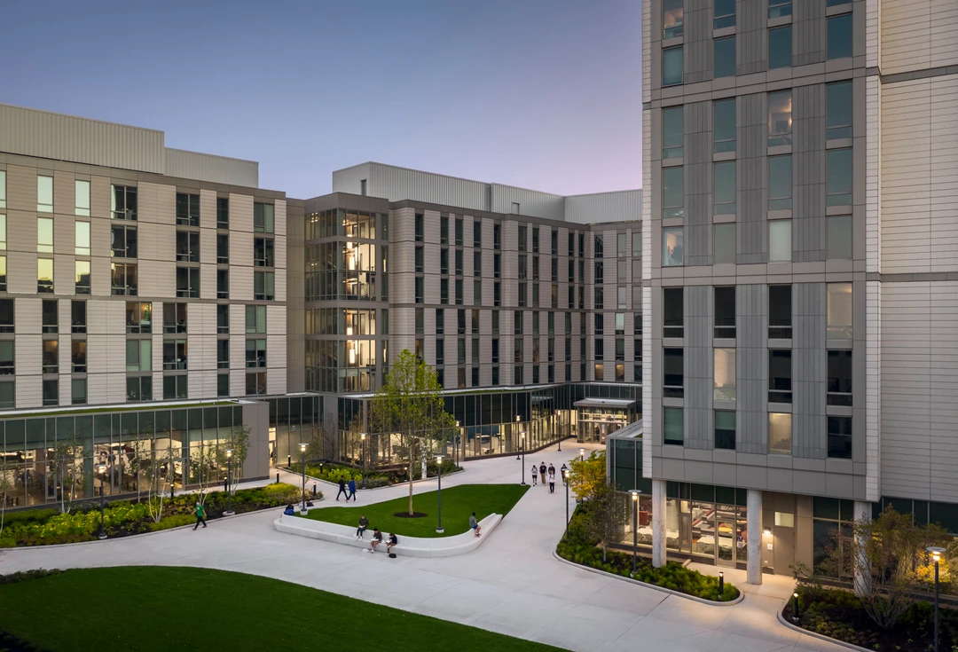 Erfahre mehr über das Projekt University of Chicago’s Woodlawn Residential and Dining Commons