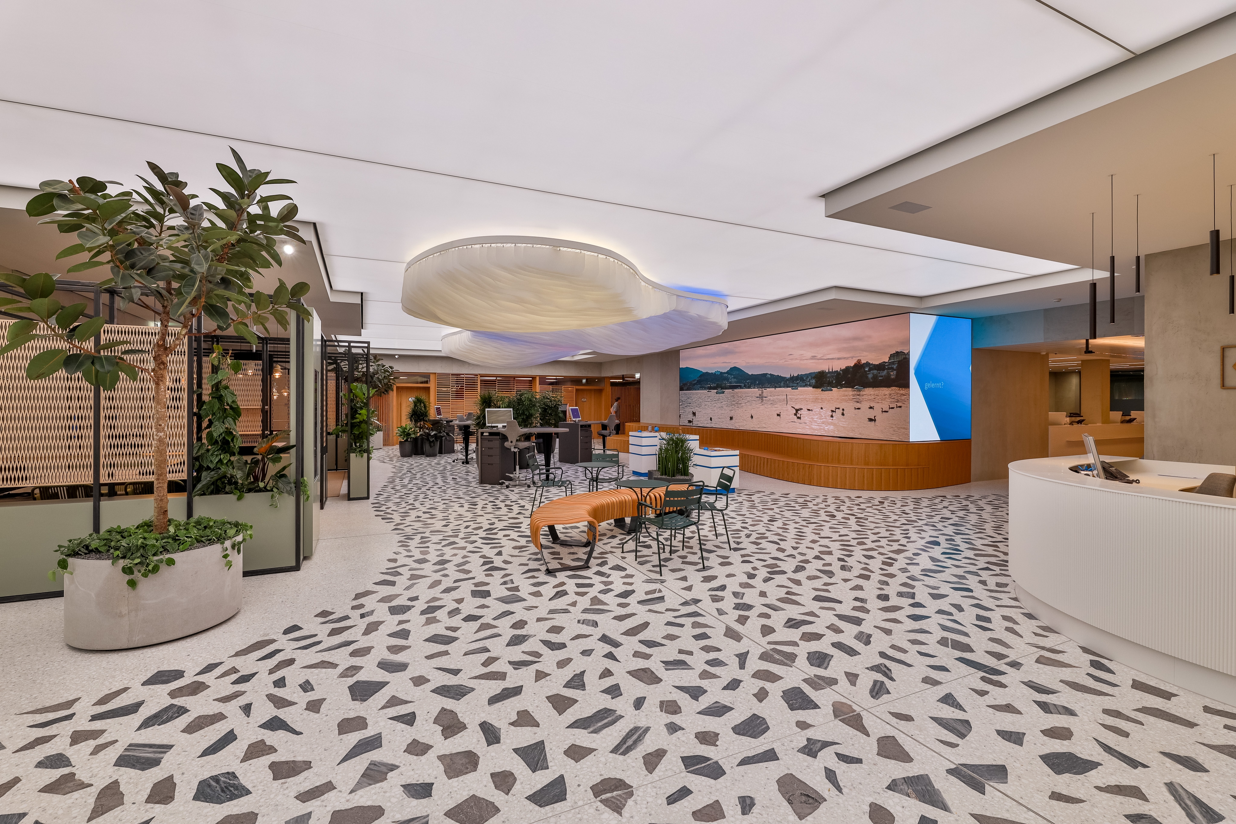 Erfahre mehr über das Projekt A remodelled customer service hall for Luzerner Kantonalbank (LUKB)