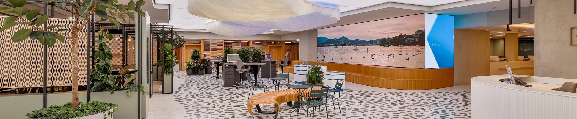 Erfahre mehr über das Projekt A remodelled customer service hall for Luzerner Kantonalbank (LUKB)