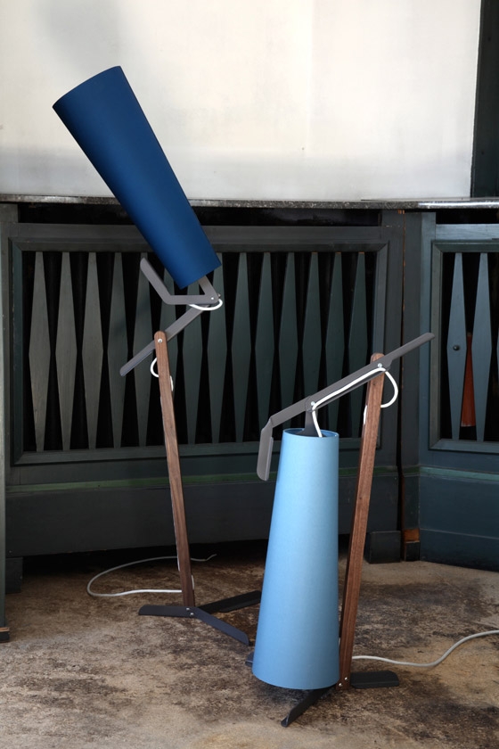 Lees oor projek la grande  // room lamp // steel, walnut & textil