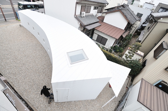 Leer sobre el proyecto Little one-room house with a curve