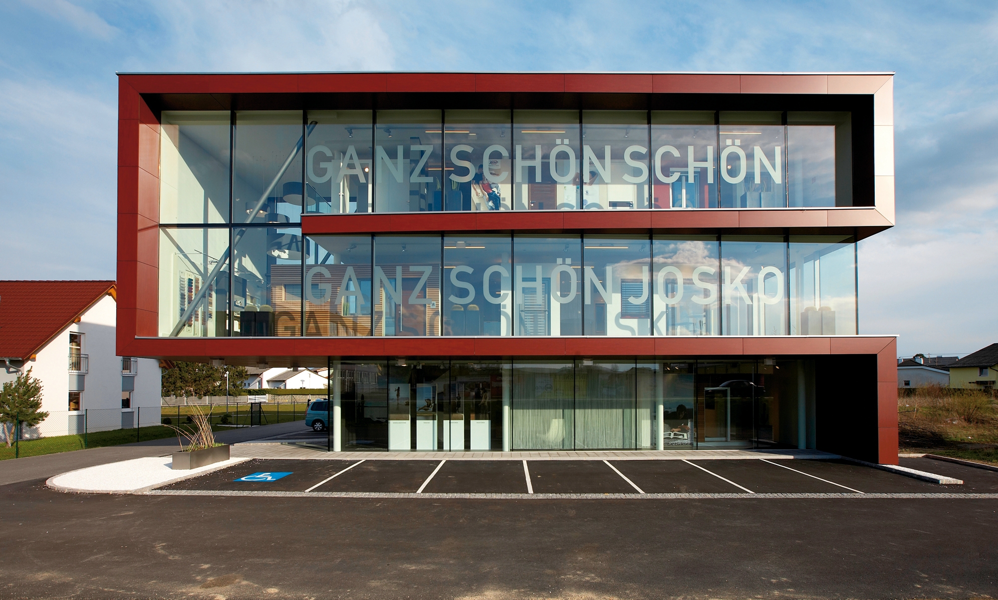 Erfahre mehr über das Projekt Pasching - Josko Flagshipstore