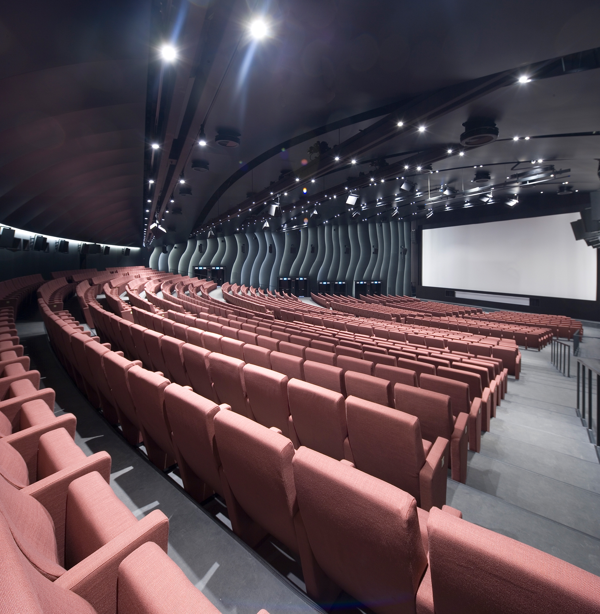Erfahre mehr über das Projekt LA BIENNALE DI VENEZIA PALAZZO DEL CINEMA SALA DARSENA LIDO DI VENEZIA