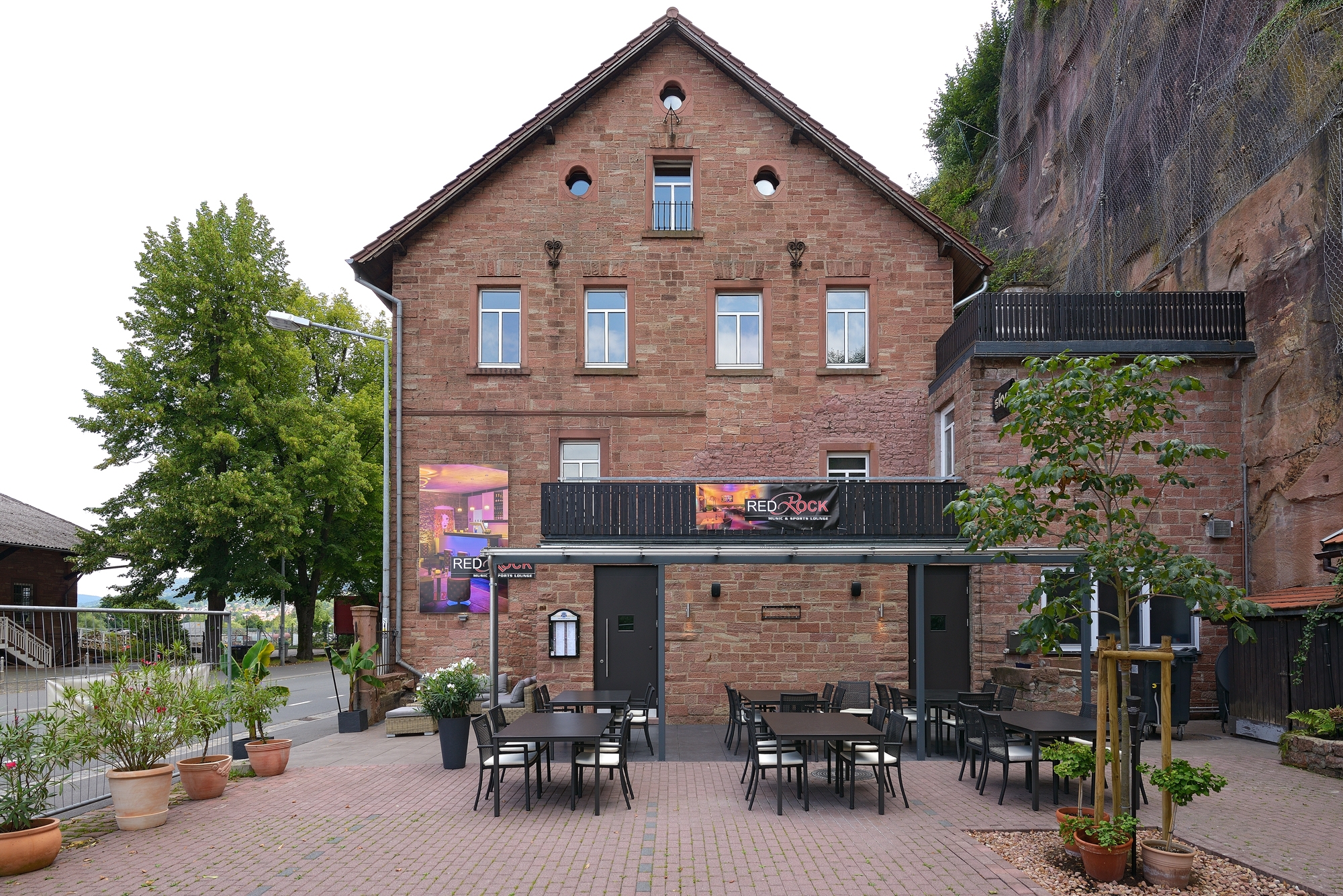 Lees oor projek Red Rock Music & Sports Lounge