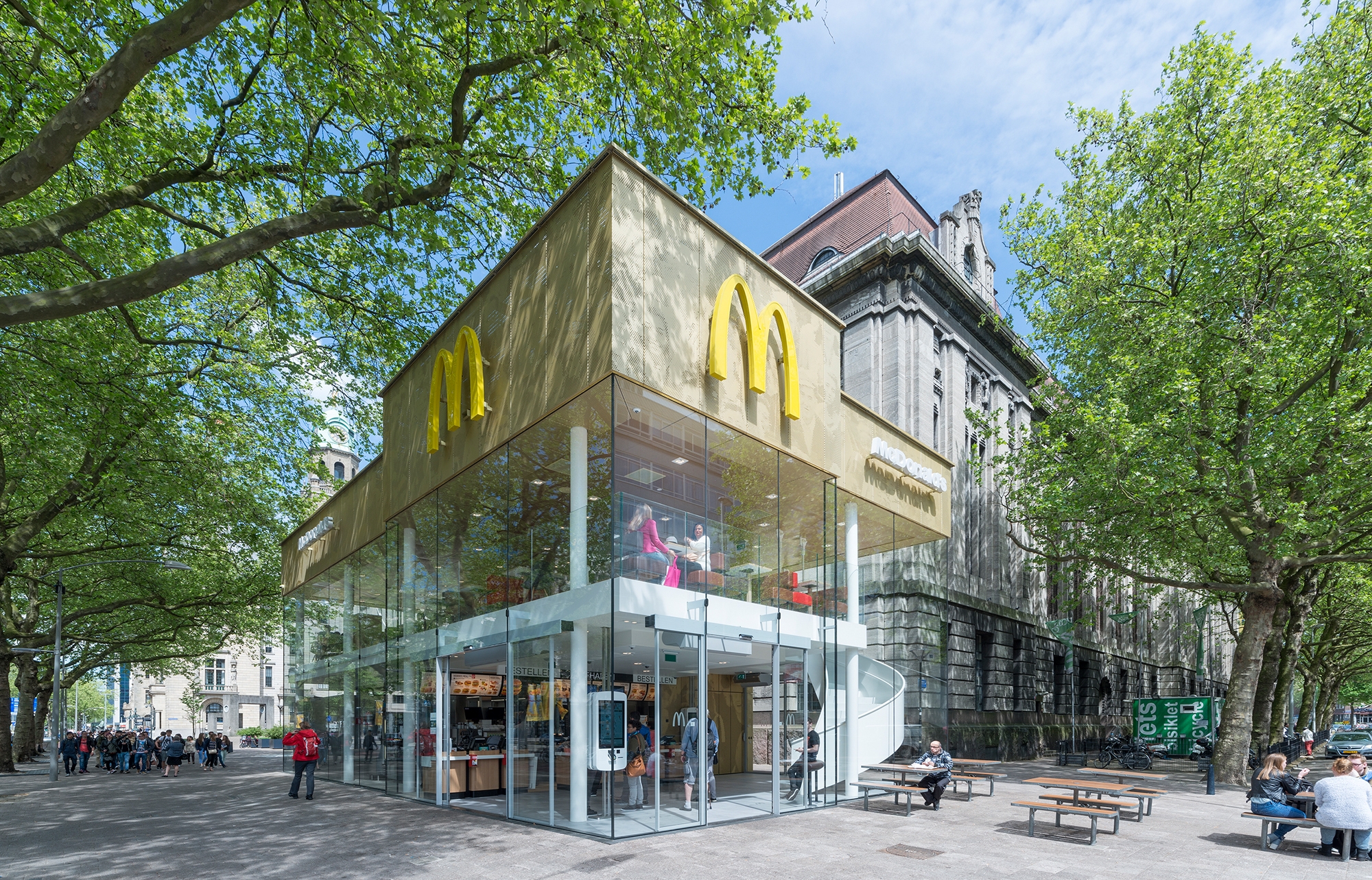 Lees oor projek McDonald’s Coolsingel 44