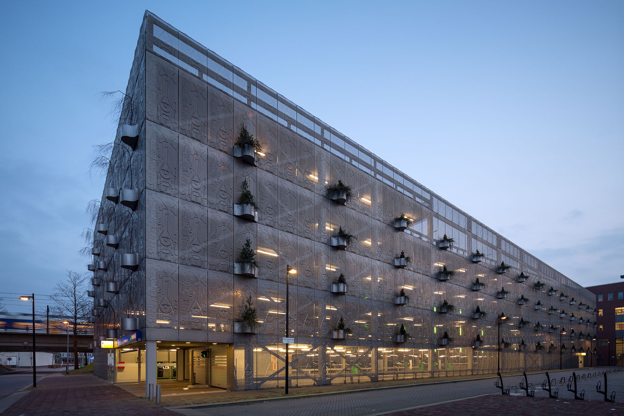 Lees oor projek Gnome parking Garage